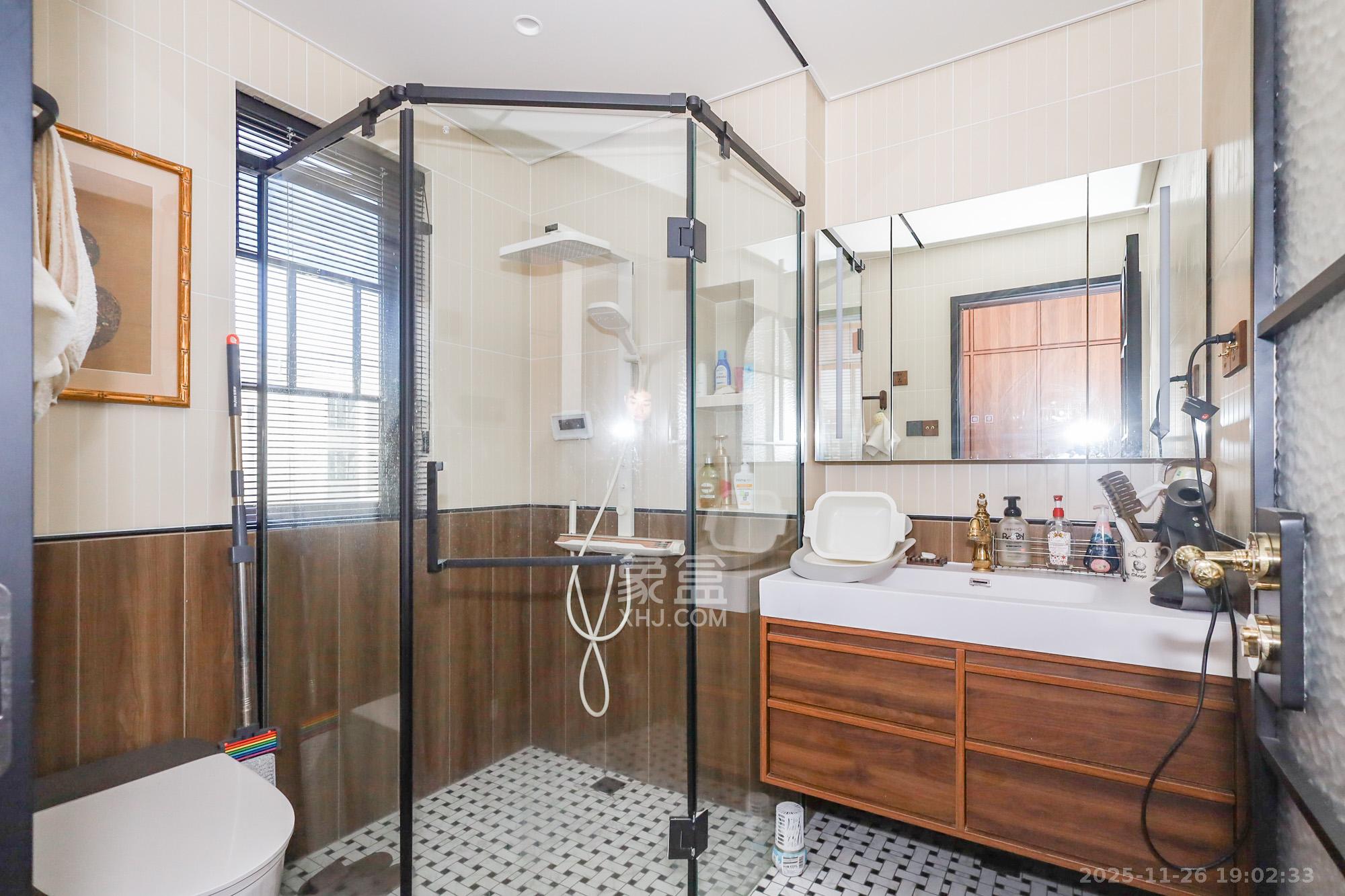 轨道中建麓江府 5室2厅3卫 350.0万 轨道中建麓江府 5室2厅3卫 350.0万卫生间