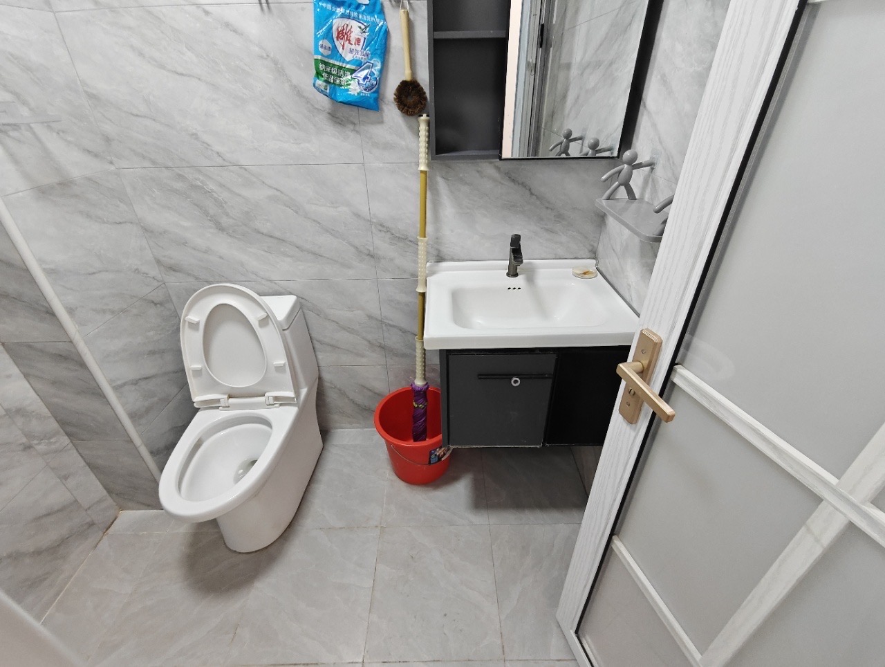 广南大厦  3室1厅1卫    79.0万客厅