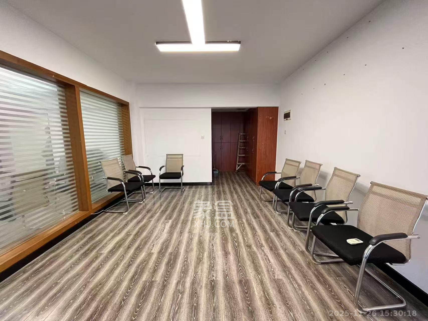 星大峰汇商务楼 1室2厅1卫 5500.0元/月 星大峰汇商务楼 1室2厅1卫 5500.0元/月室内图