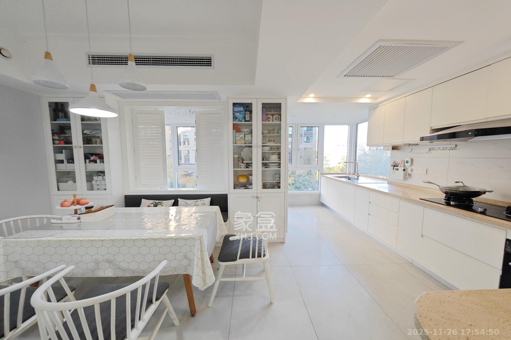 建发中央悦府  4室2厅2卫    189.0万客厅