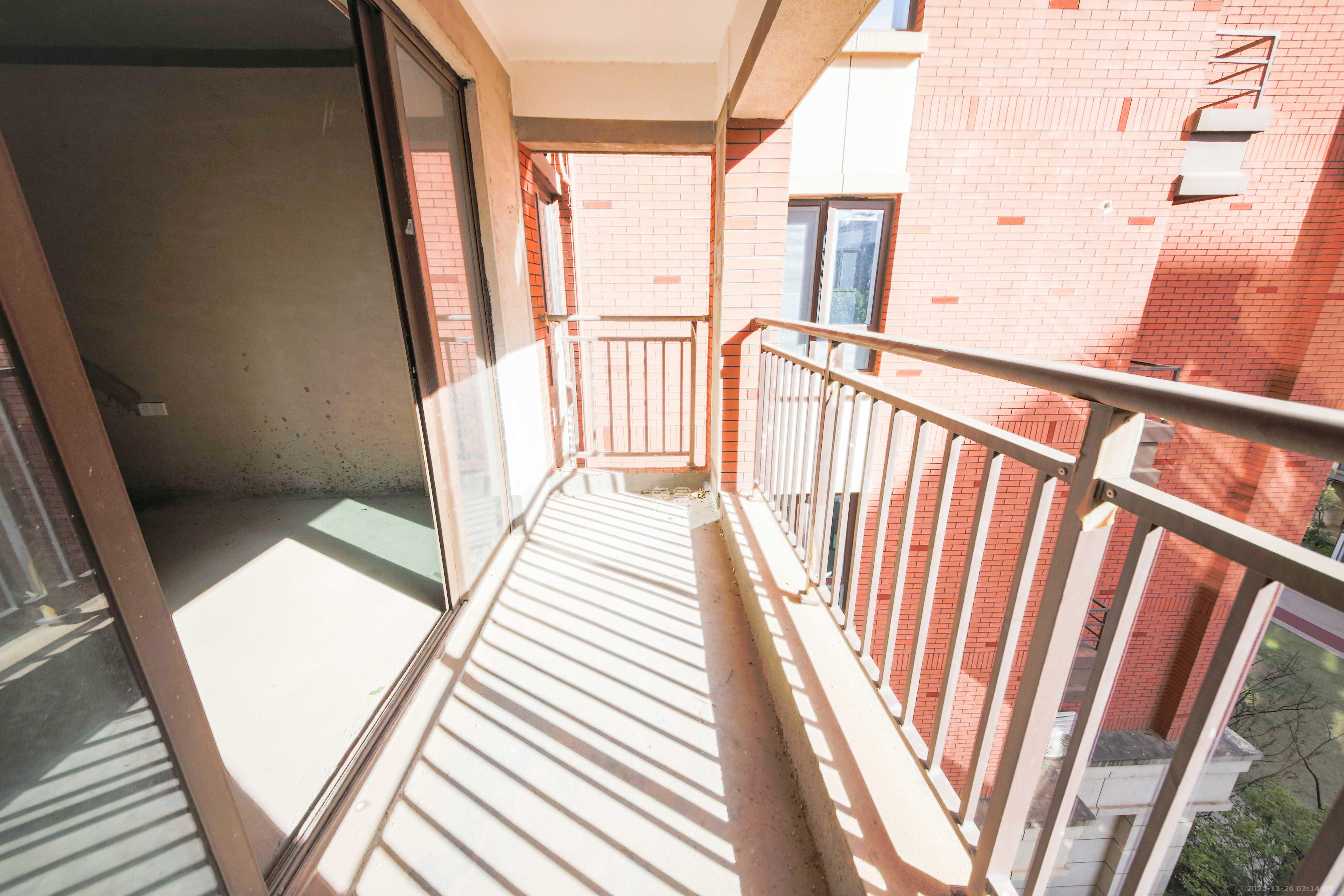 香缇雅苑(鑫远翡丽郡二期) 4室2厅2卫 175.0万 香缇雅苑(鑫远翡丽郡二期) 4室2厅2卫 175.0万阳台