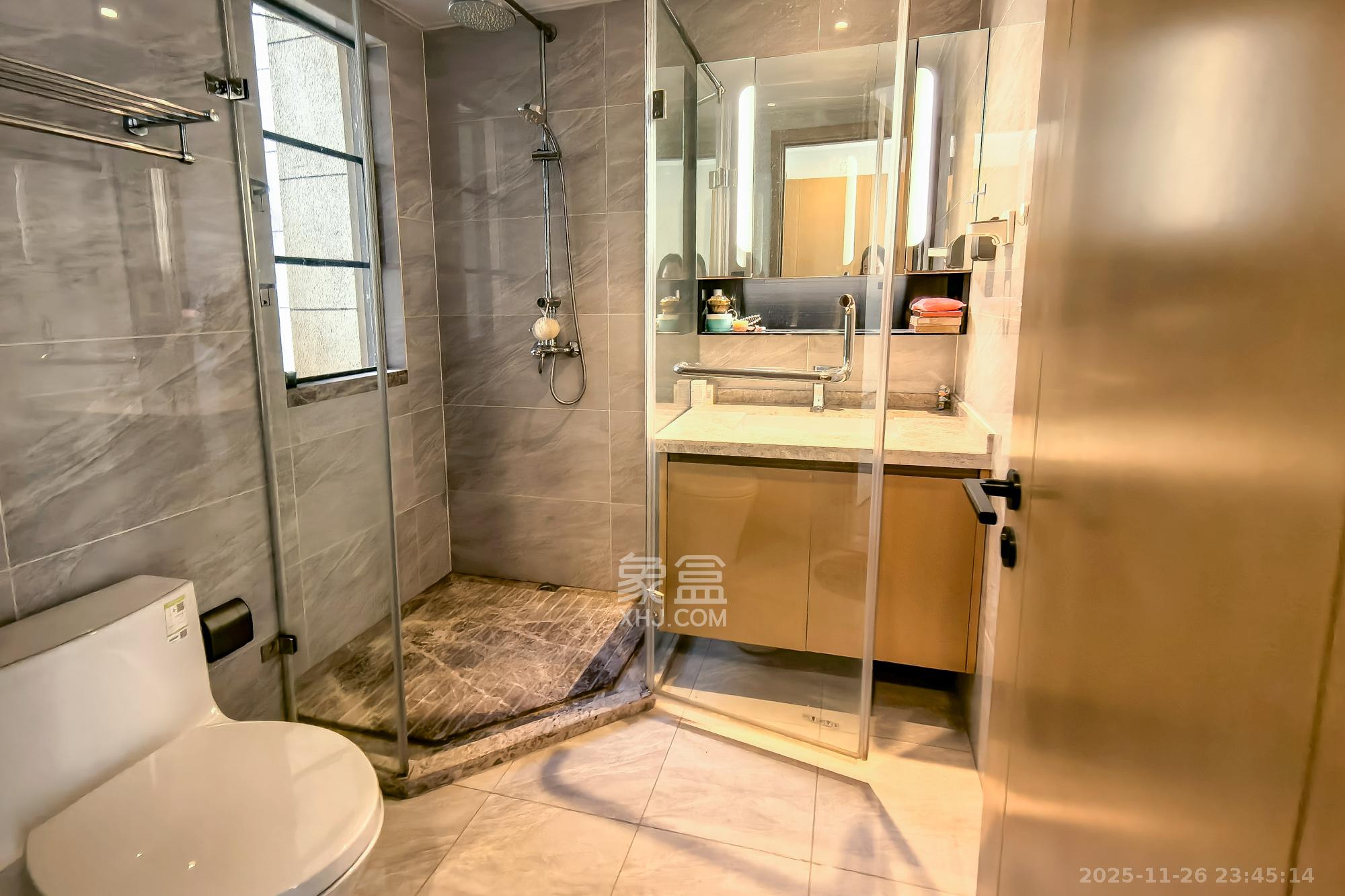 长房雍景湾  3室2厅2卫    138.8万卫生间