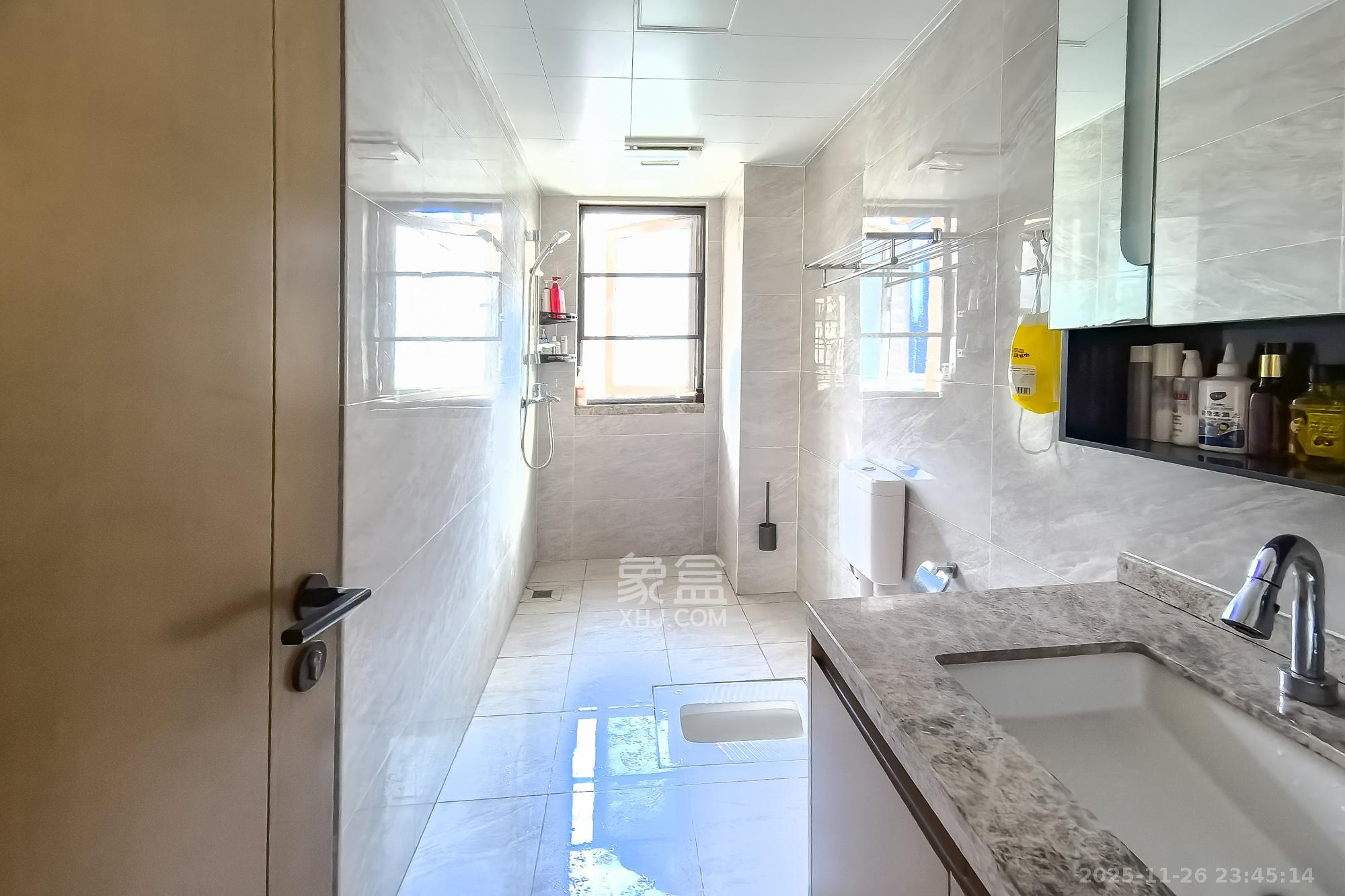 长房雍景湾 3室2厅2卫 138.8万 长房雍景湾 3室2厅2卫 138.8万卫生间