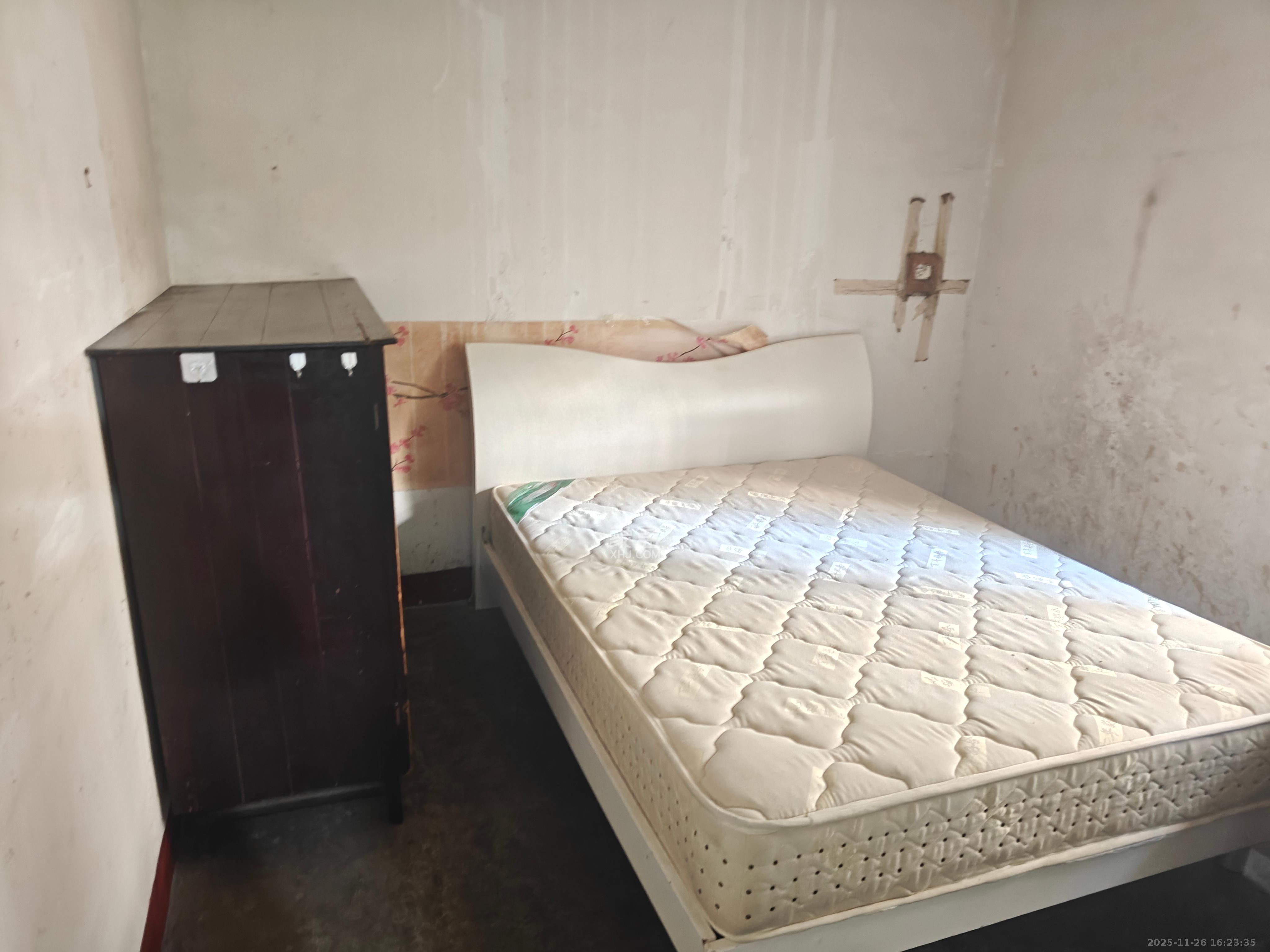 向家湾社区（含富湘公寓）  1室0厅0卫    1100.0元/月