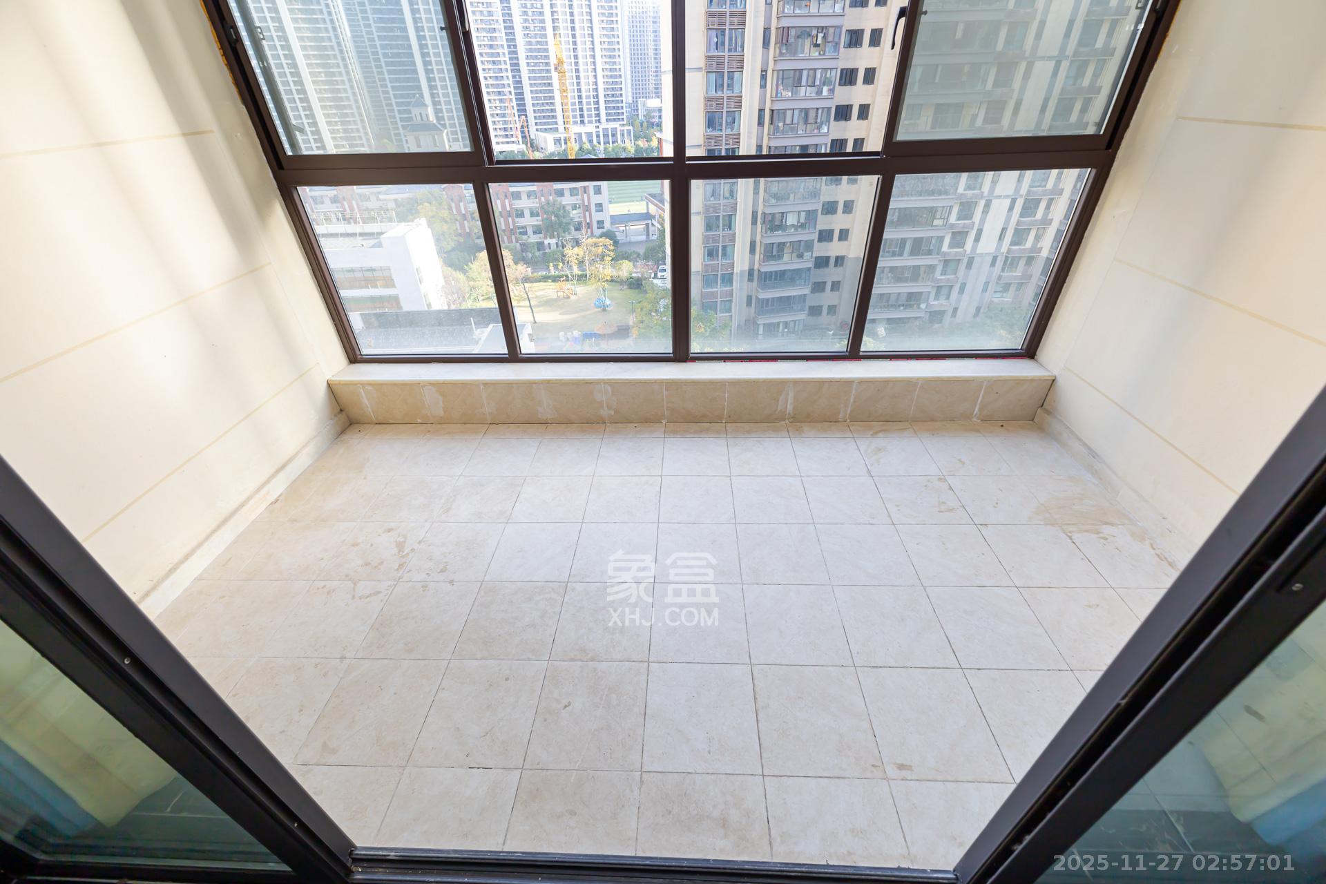 万润滨江天著  3室2厅2卫    106.0万阳台