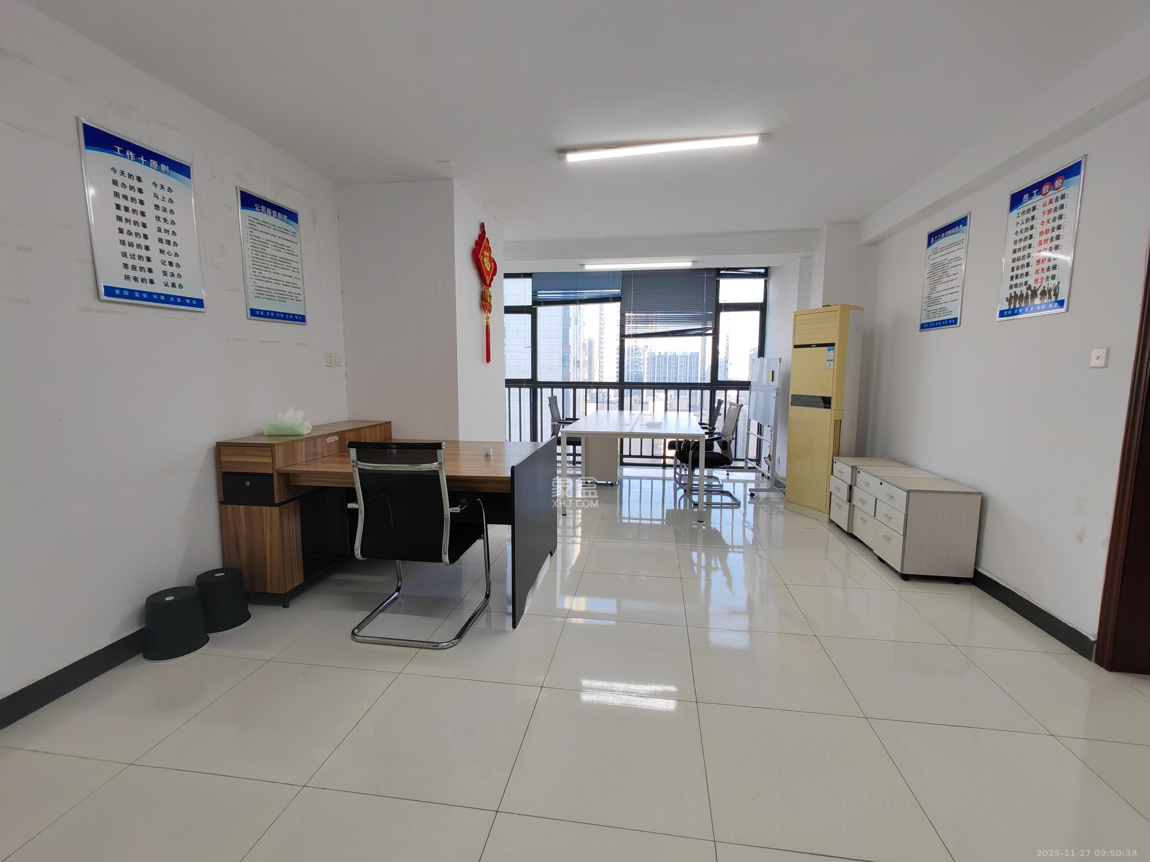 新时代广场  1室1厅1卫    2300.0元/月