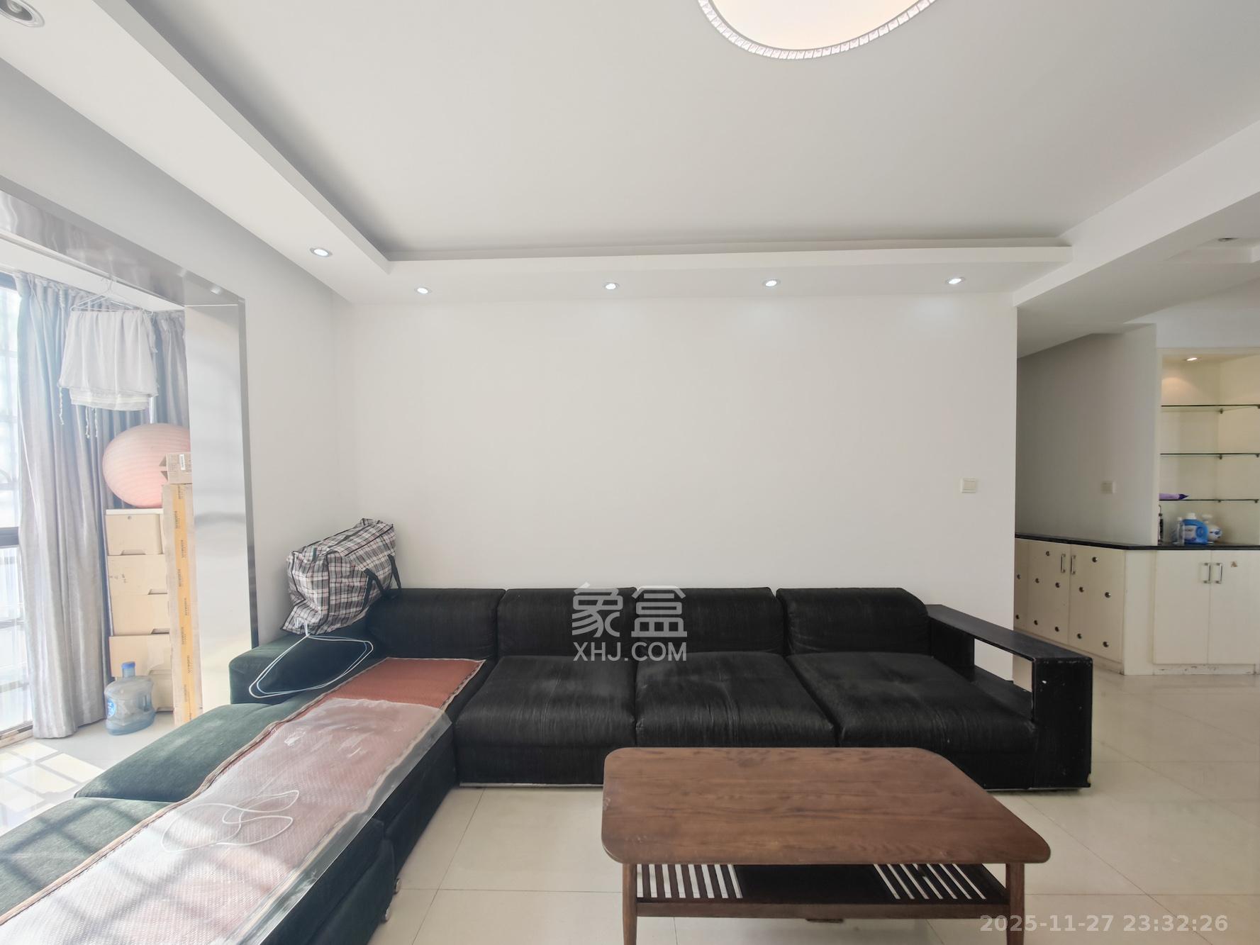 天赐良园  3室2厅2卫    95.0万客厅