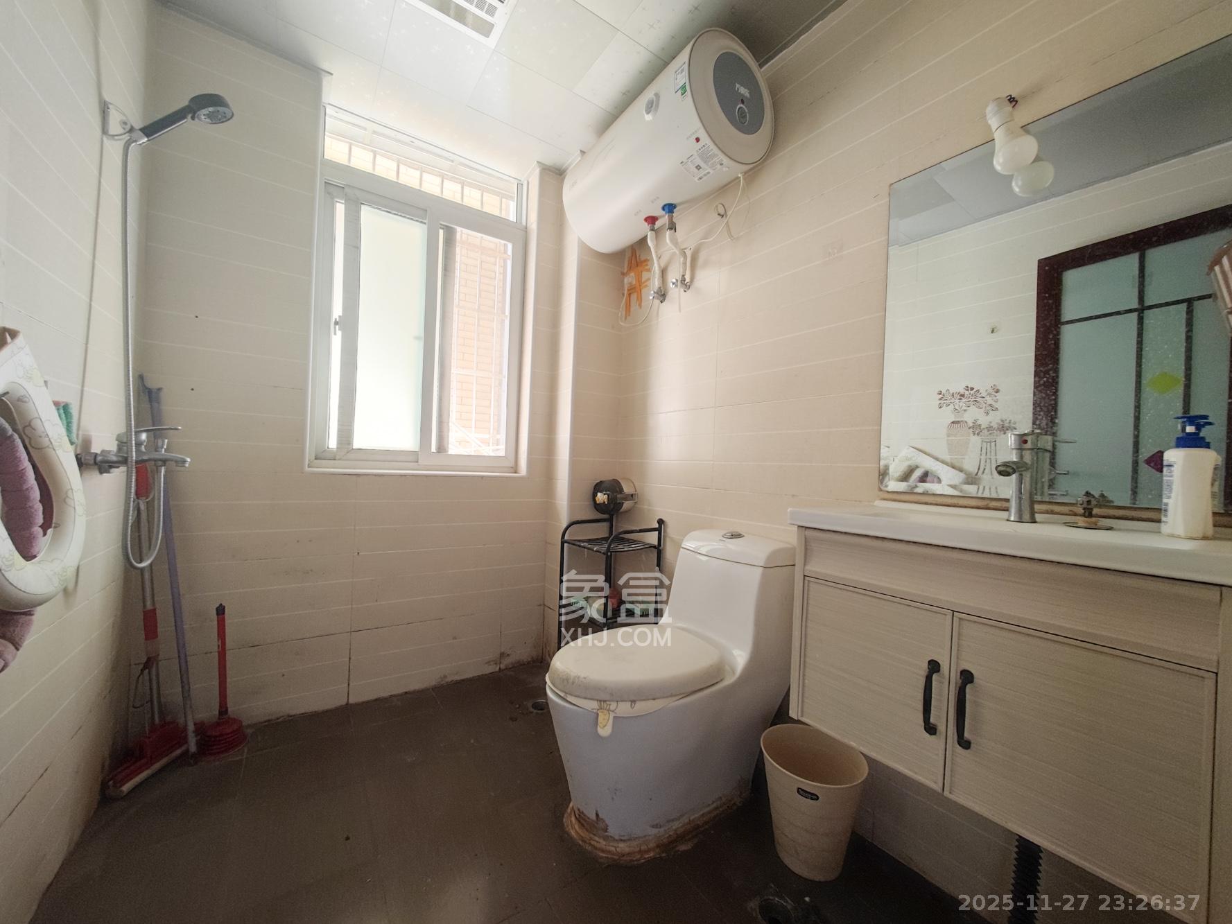 鄱阳小区 3室2厅2卫 86.0万 鄱阳小区 3室2厅2卫 86.0万卫生间