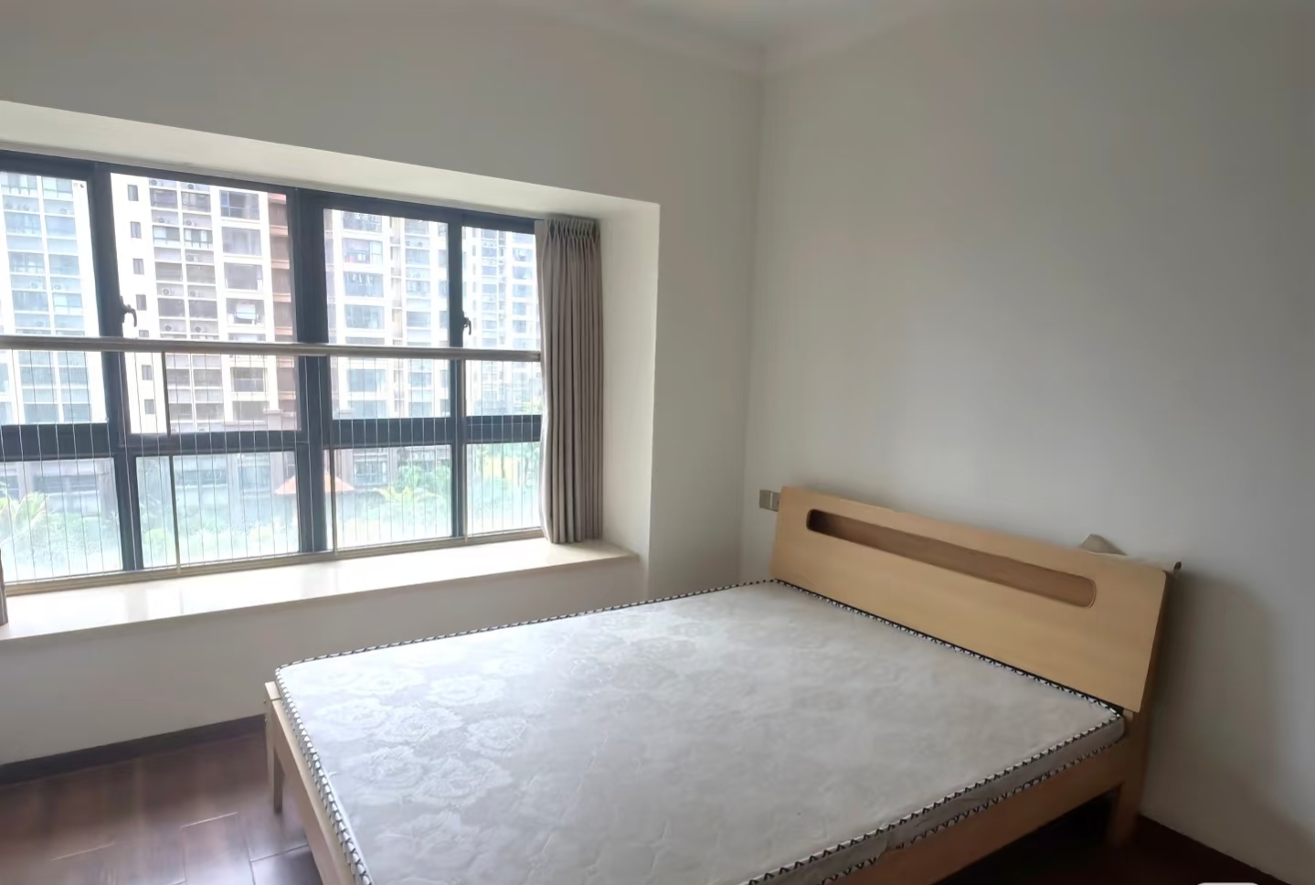 南海幸福汇  3室2厅2卫    2400.0元/月室内图