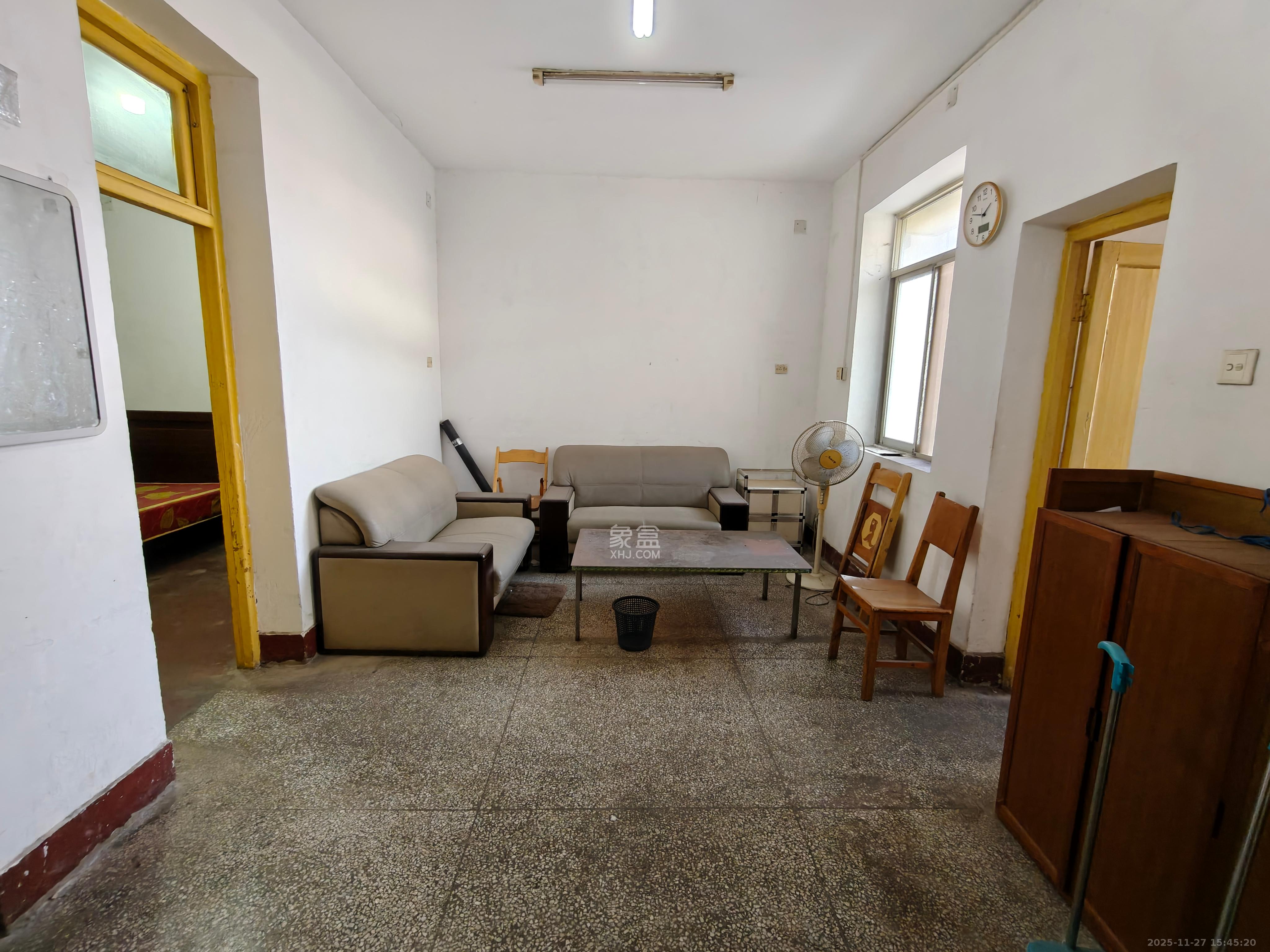 体育局宿舍  3室2厅1卫    1600.0元/月