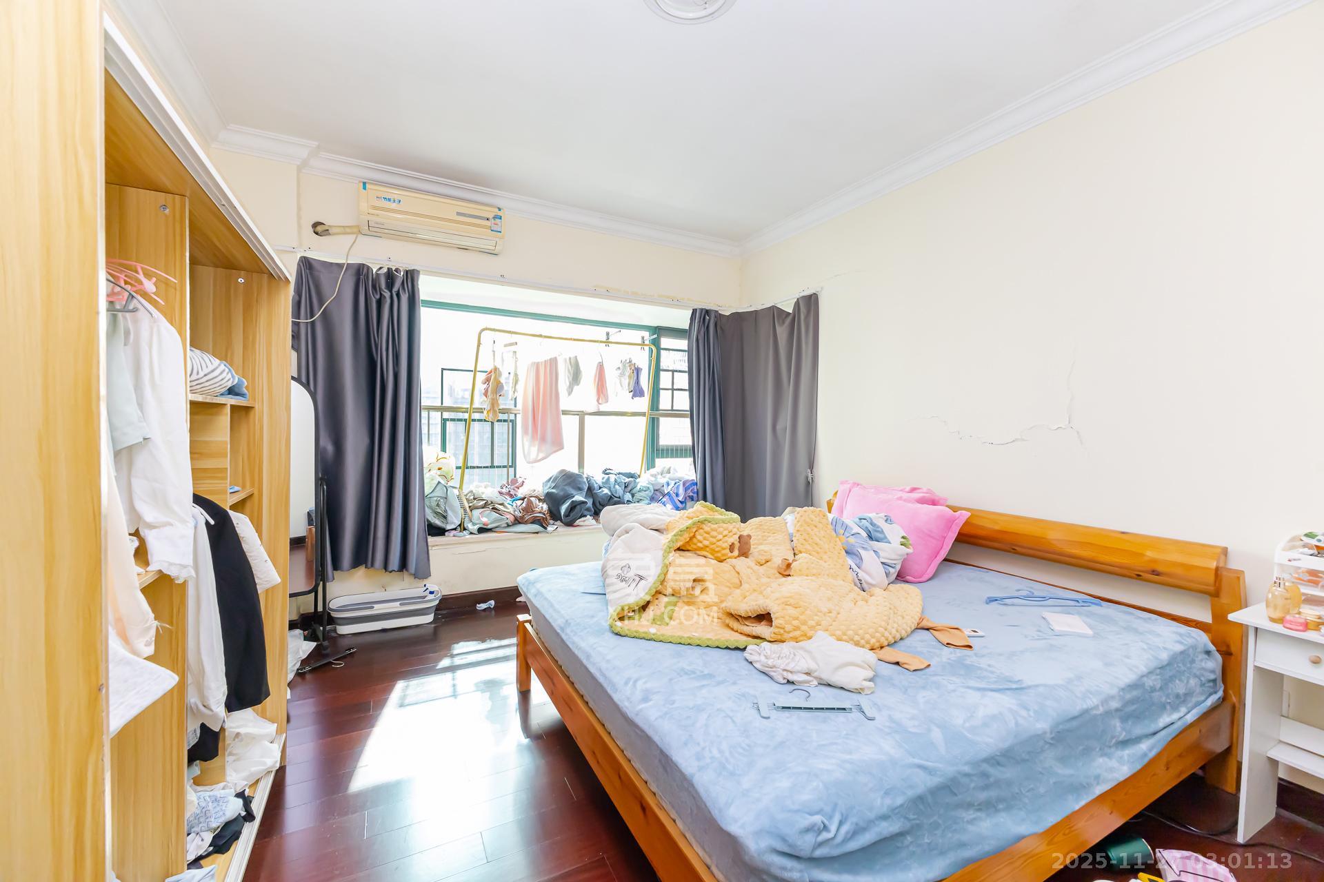 恒大名都 4室2厅4卫 140.0万 恒大名都 4室2厅4卫 140.0万卧室