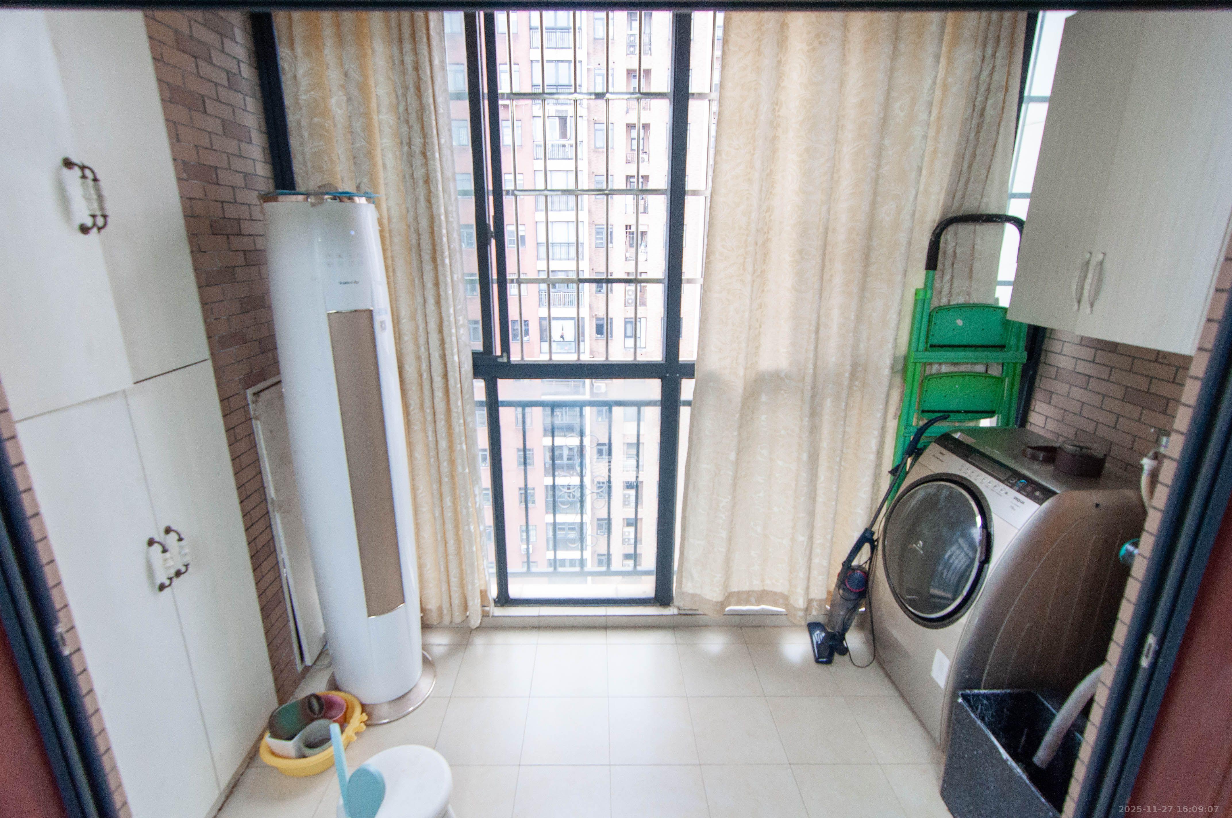 西点公园里  2室2厅1卫    2400.0元/月室内图