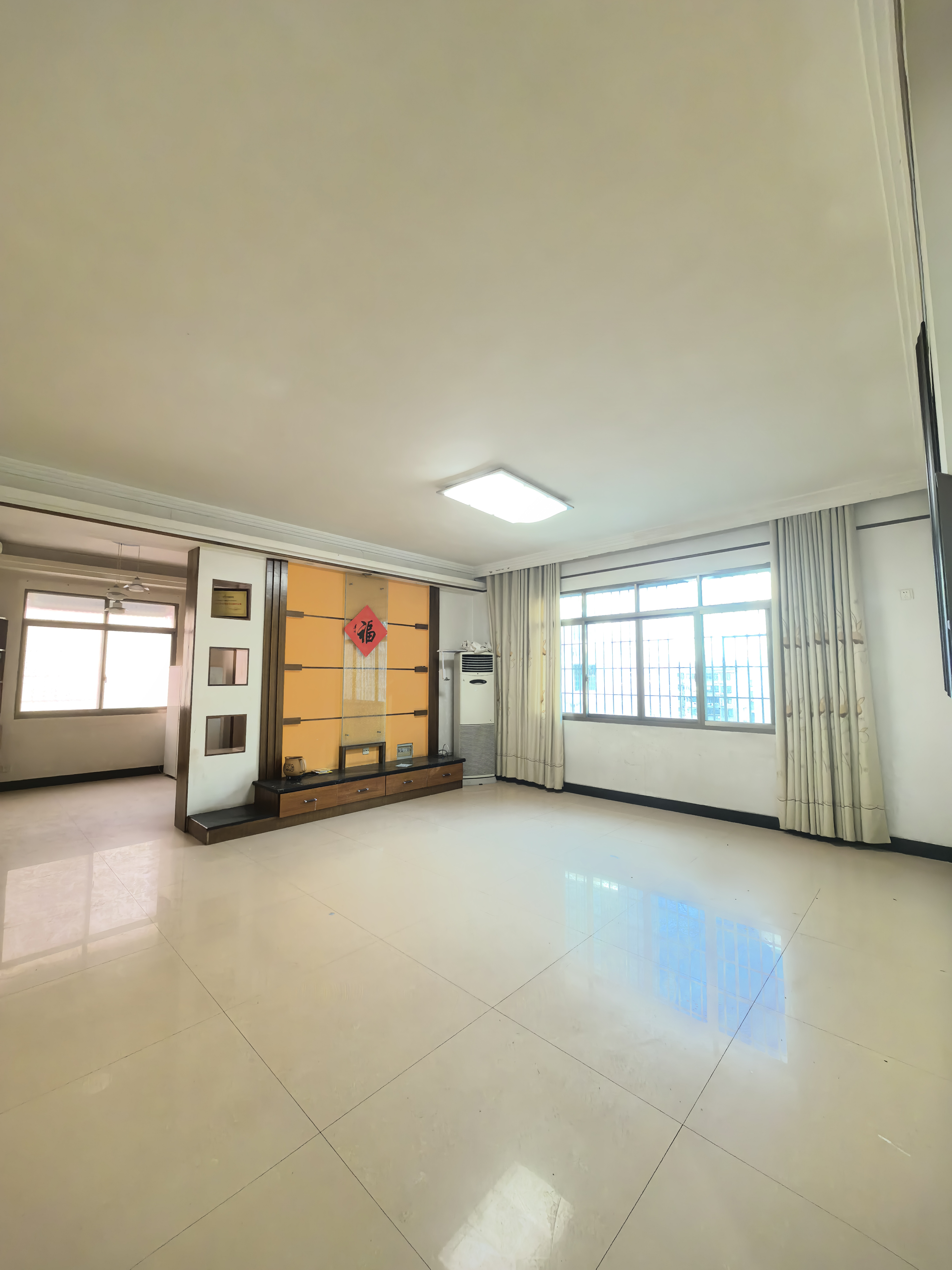 中级人民法院  4室2厅2卫    1800.0元/月