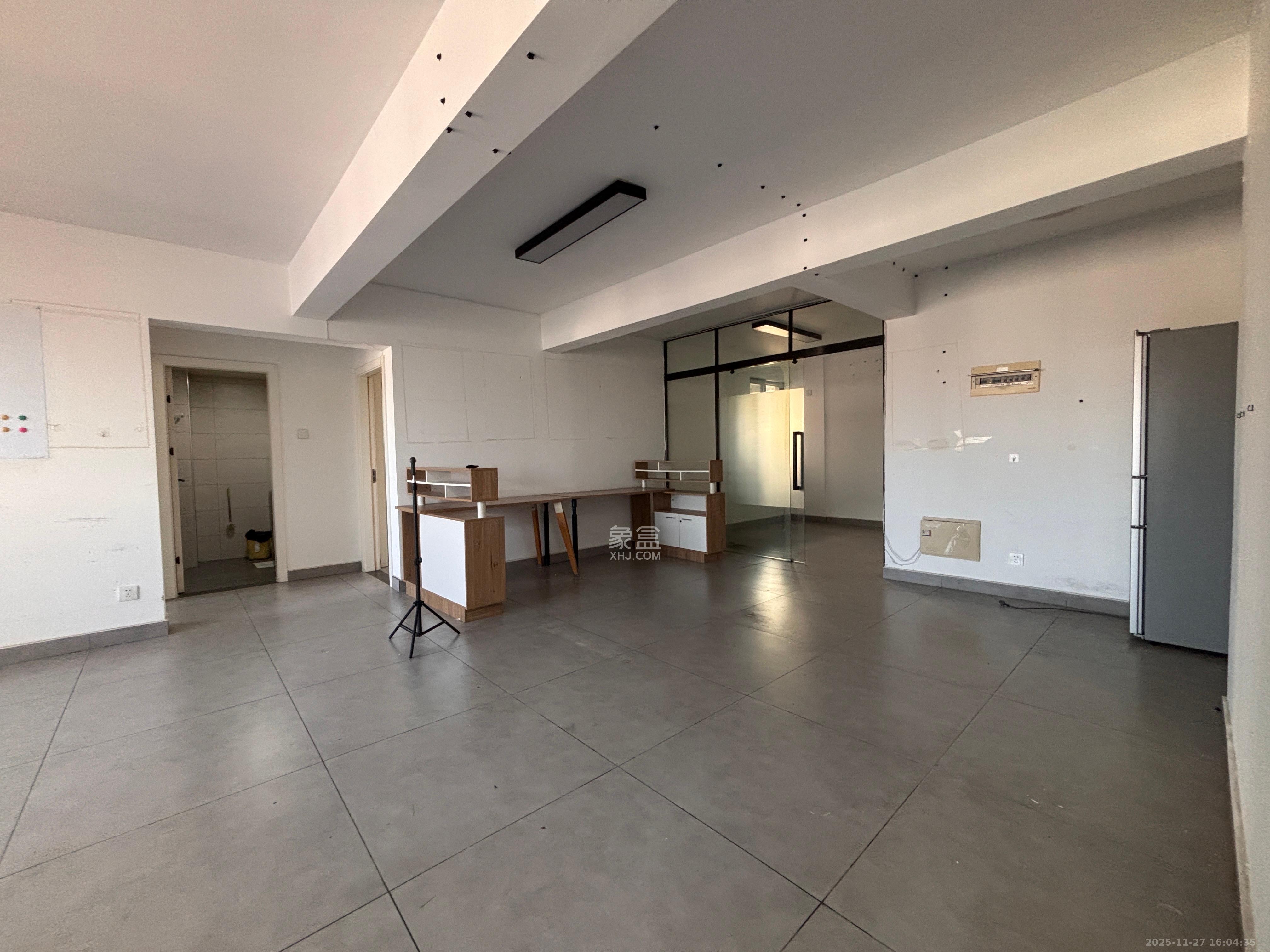 顺安大厦  3室2厅2卫    3500.0元/月室内图