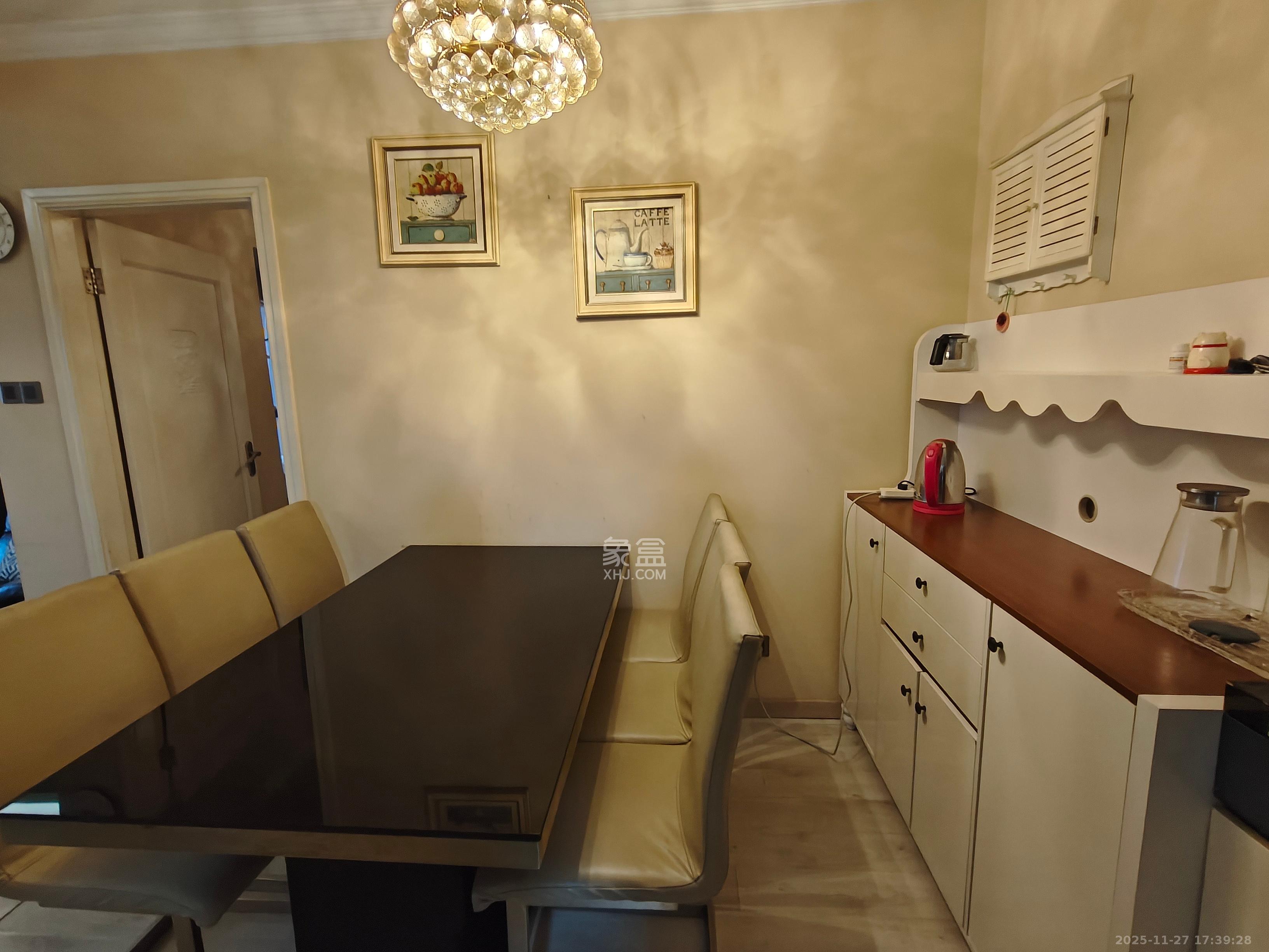 三一街区  2室2厅1卫    1800.0元/月室内图