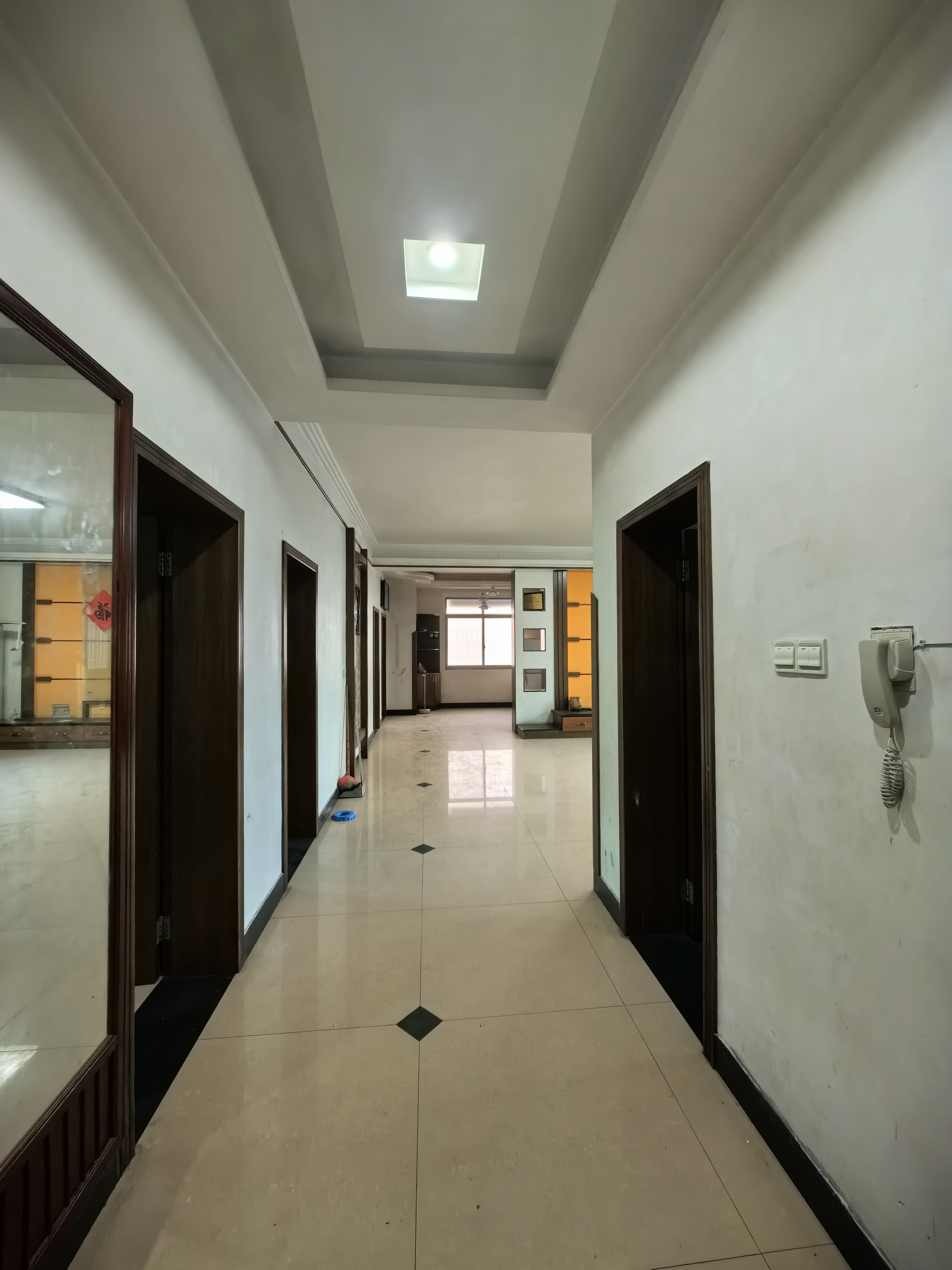 中级人民法院 4室2厅2卫 1800.0元/月 中级人民法院 4室2厅2卫 1800.0元/月室内图