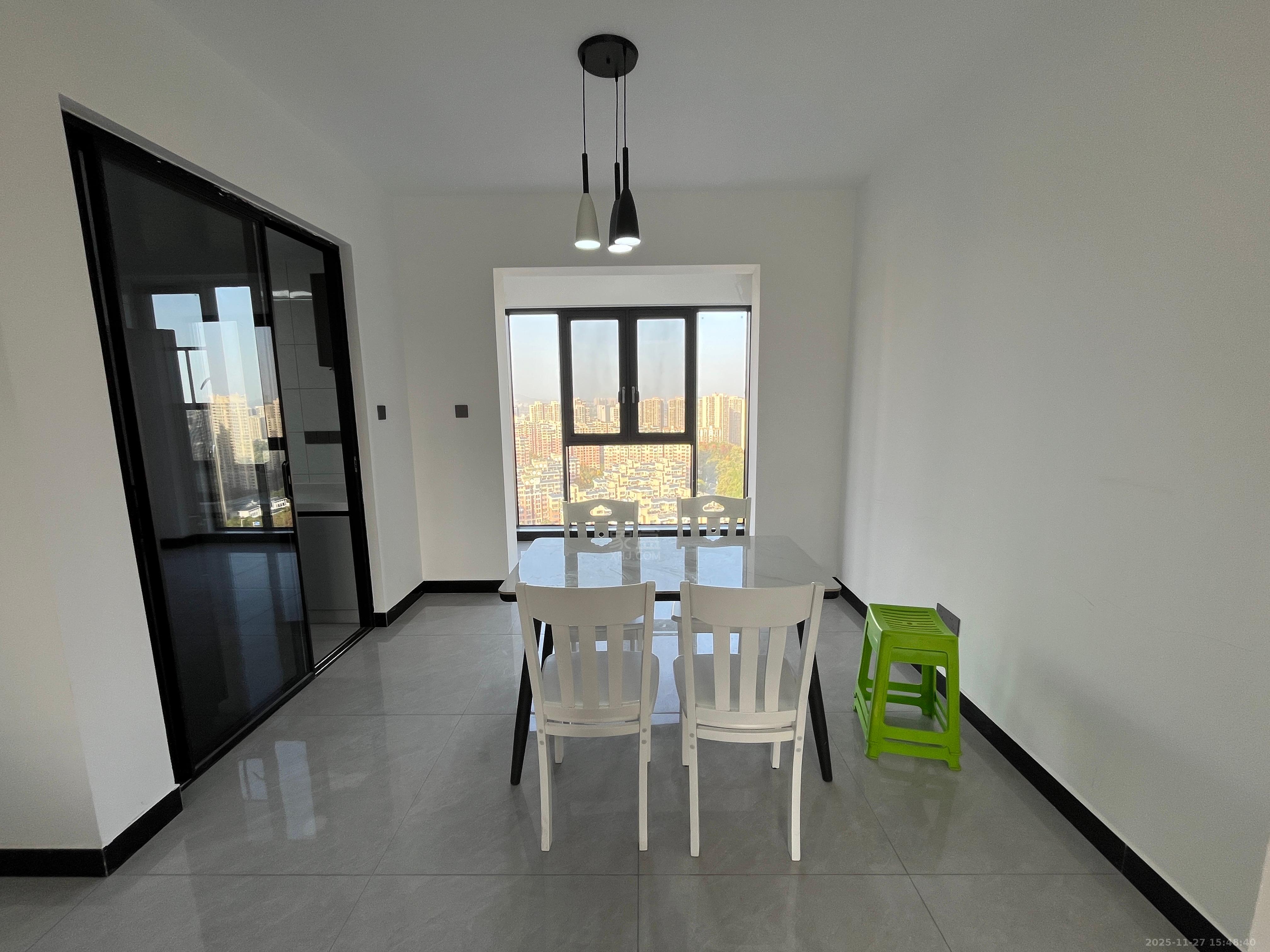 提香蓝岸  4室2厅2卫    2200.0元/月室内图