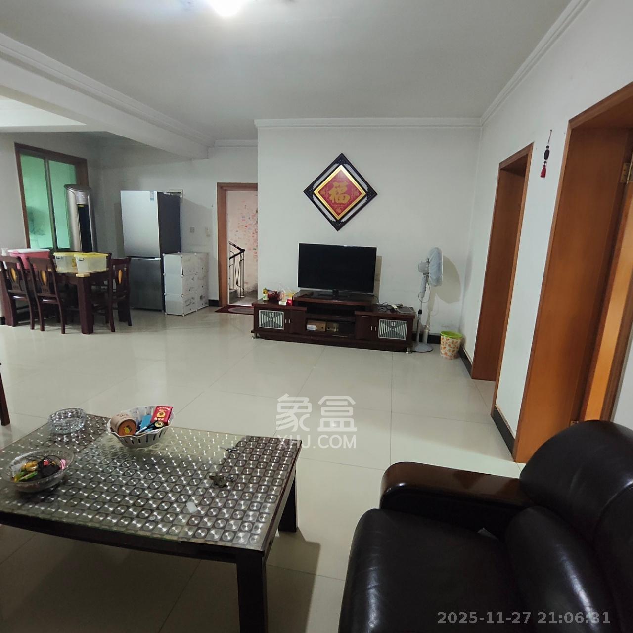 中南汽车世界  3室2厅1卫    1200.0元/月室内图