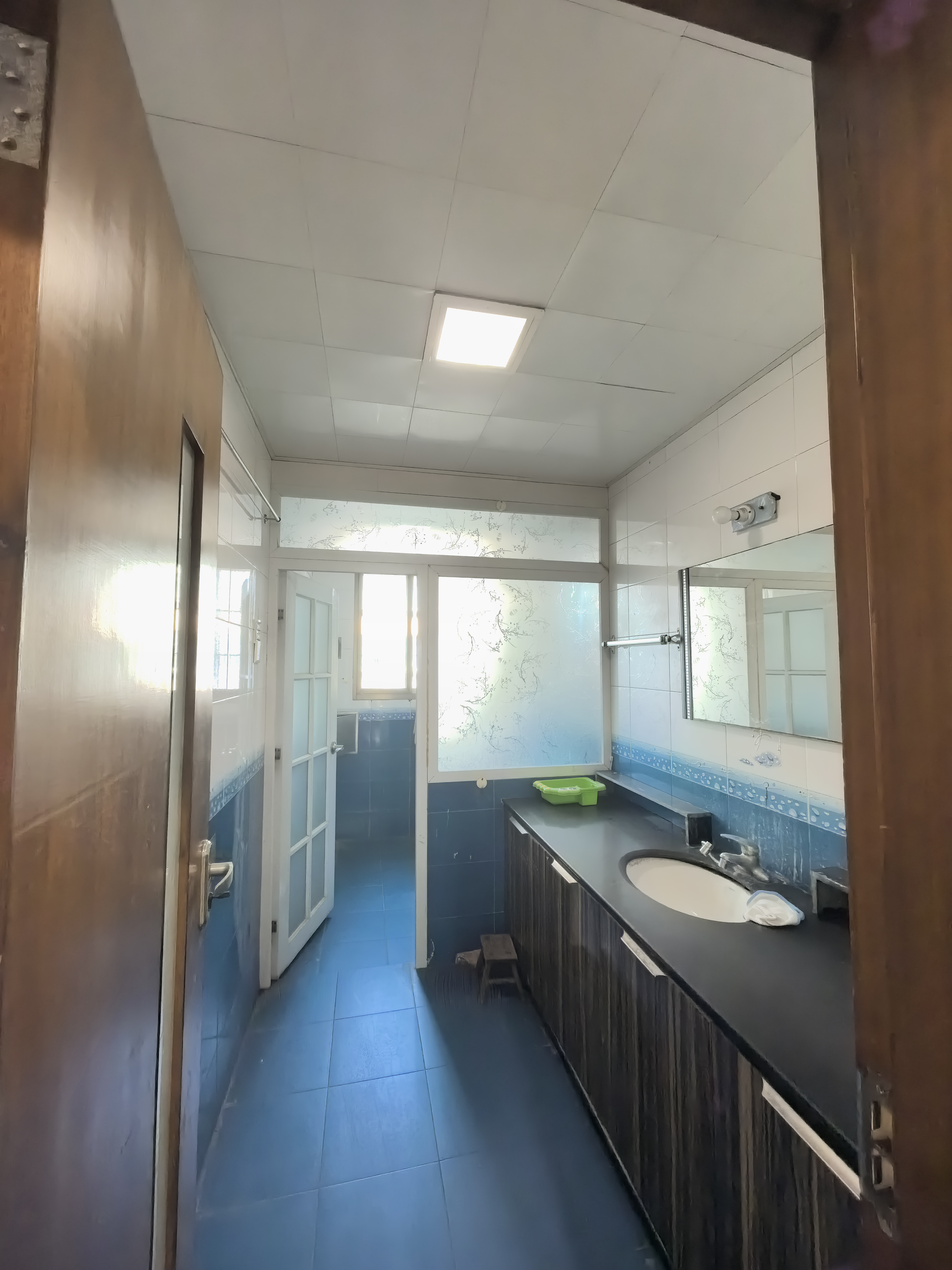 中级人民法院  4室2厅2卫    110.0万客厅