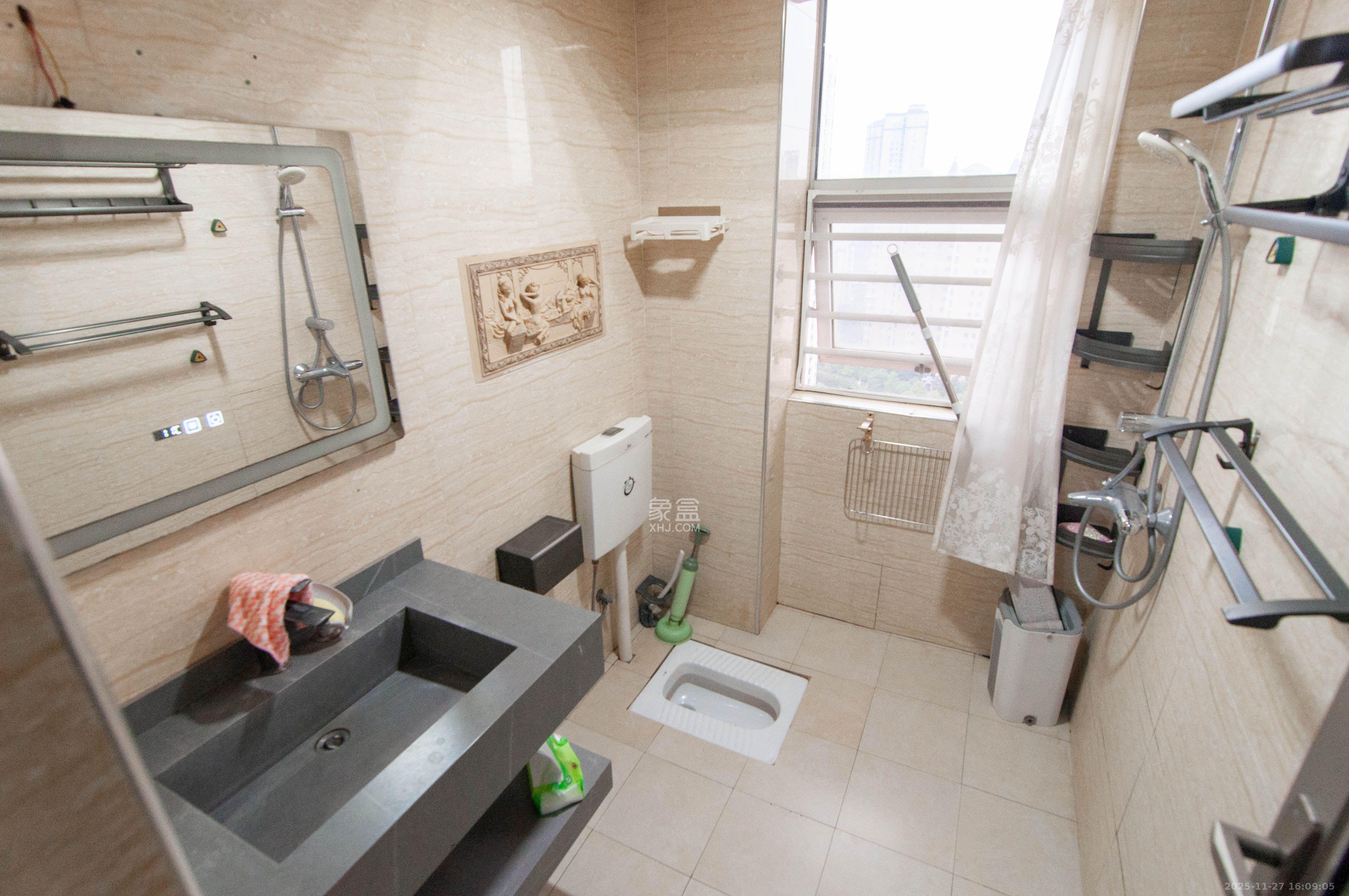 西点公园里  2室2厅1卫    2400.0元/月室内图