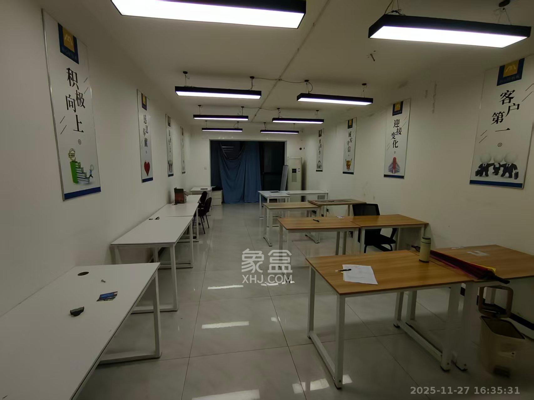 阳光100二期  3室2厅2卫    2700.0元/月