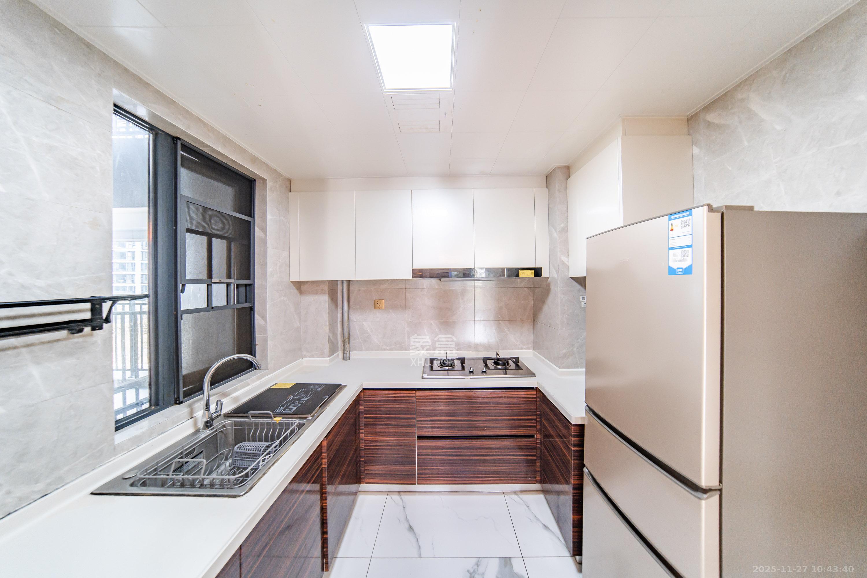 中海阅麓山一期  3室2厅2卫    3500.0元/月