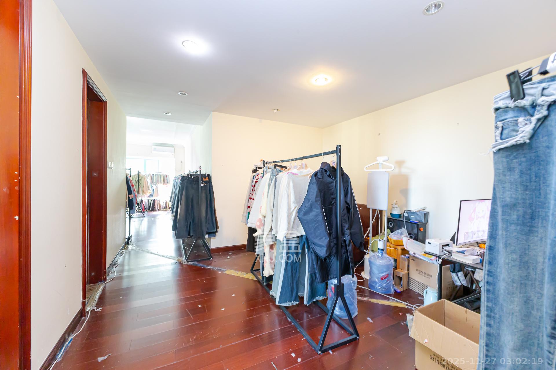 恒大名都 4室2厅4卫 140.0万 恒大名都 4室2厅4卫 140.0万卧室