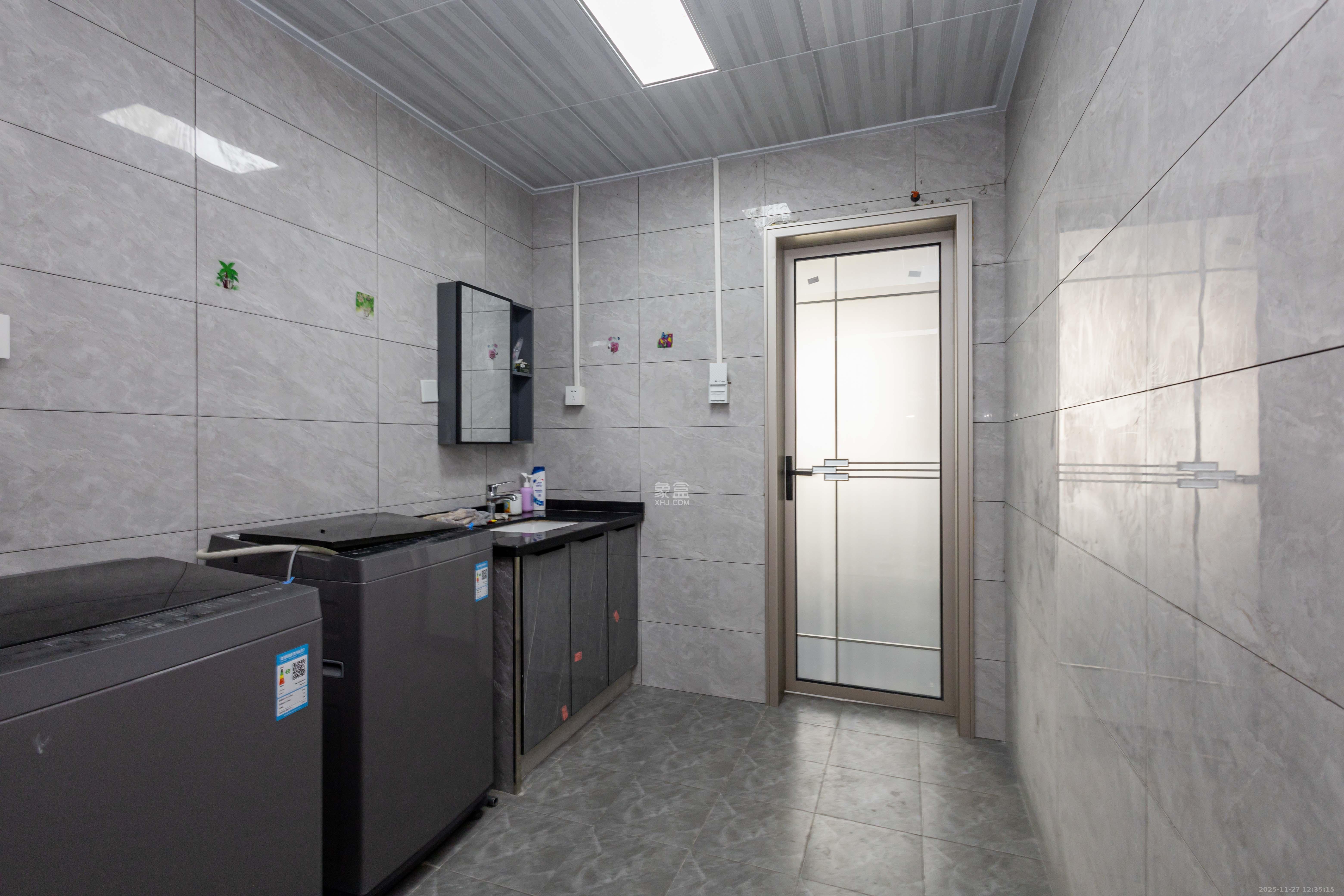 泉塘小区  3室2厅2卫    55.0万卫生间