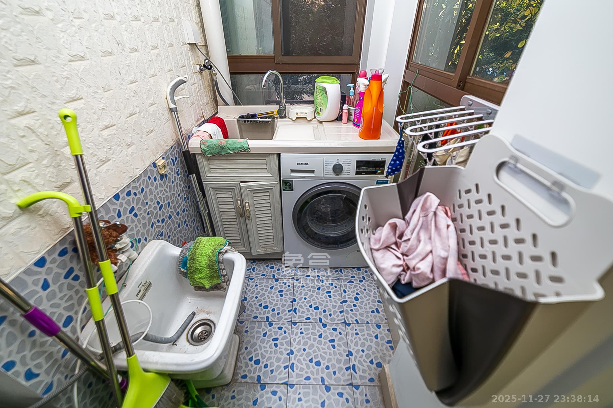 第六都(陆都小区) 3室2厅2卫 168.8万 第六都(陆都小区) 3室2厅2卫 168.8万阳台