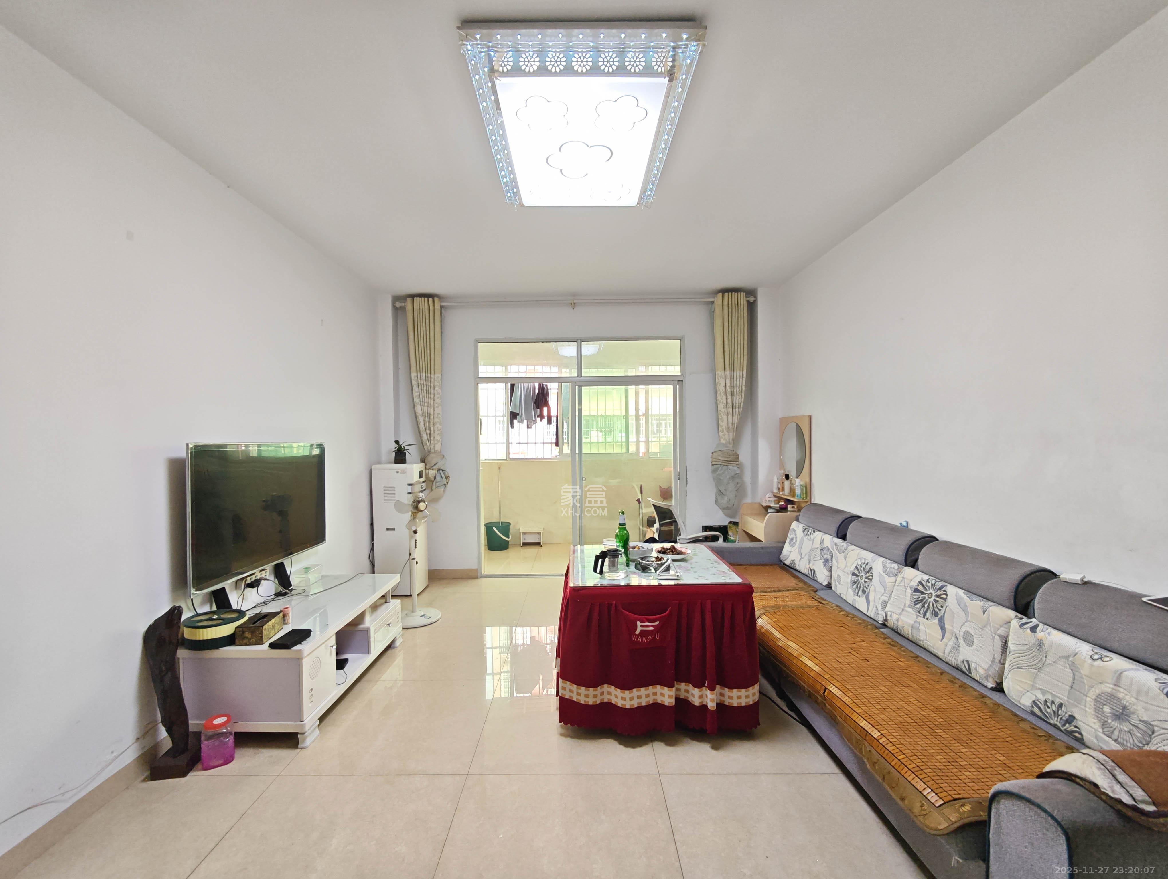 桃花古潭小区(天际绿洲) 2室2厅1卫 59.8万 桃花古潭小区(天际绿洲) 2室2厅1卫 59.8万客厅