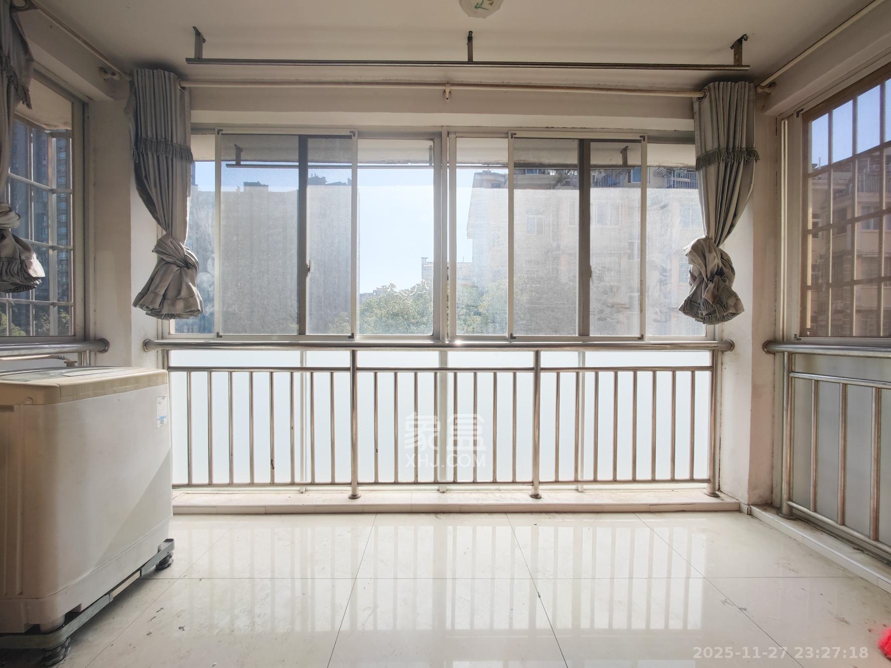 鄱阳小区 3室2厅1卫 50.0万 鄱阳小区 3室2厅1卫 50.0万阳台