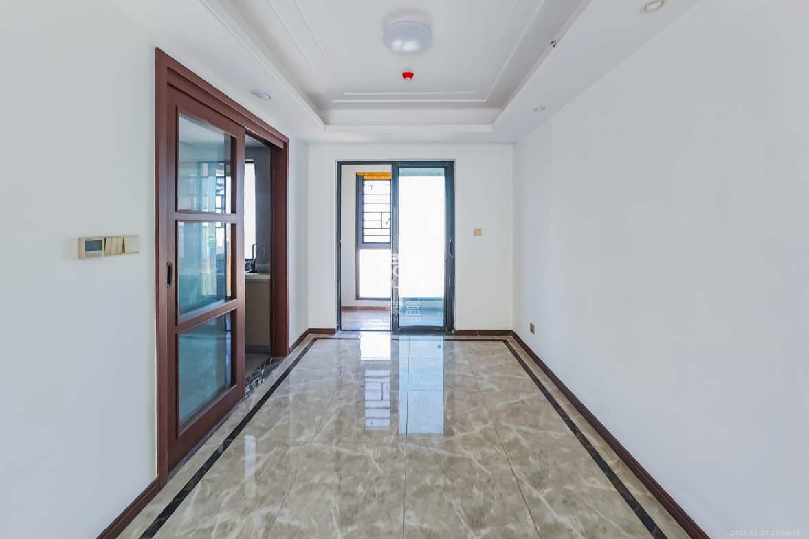 绿地长沙城际空间站(绿地新里佳苑) 4室2厅2卫 138.0万 绿地长沙城际空间站(绿地新里佳苑) 4室2厅2卫 138.0万客厅