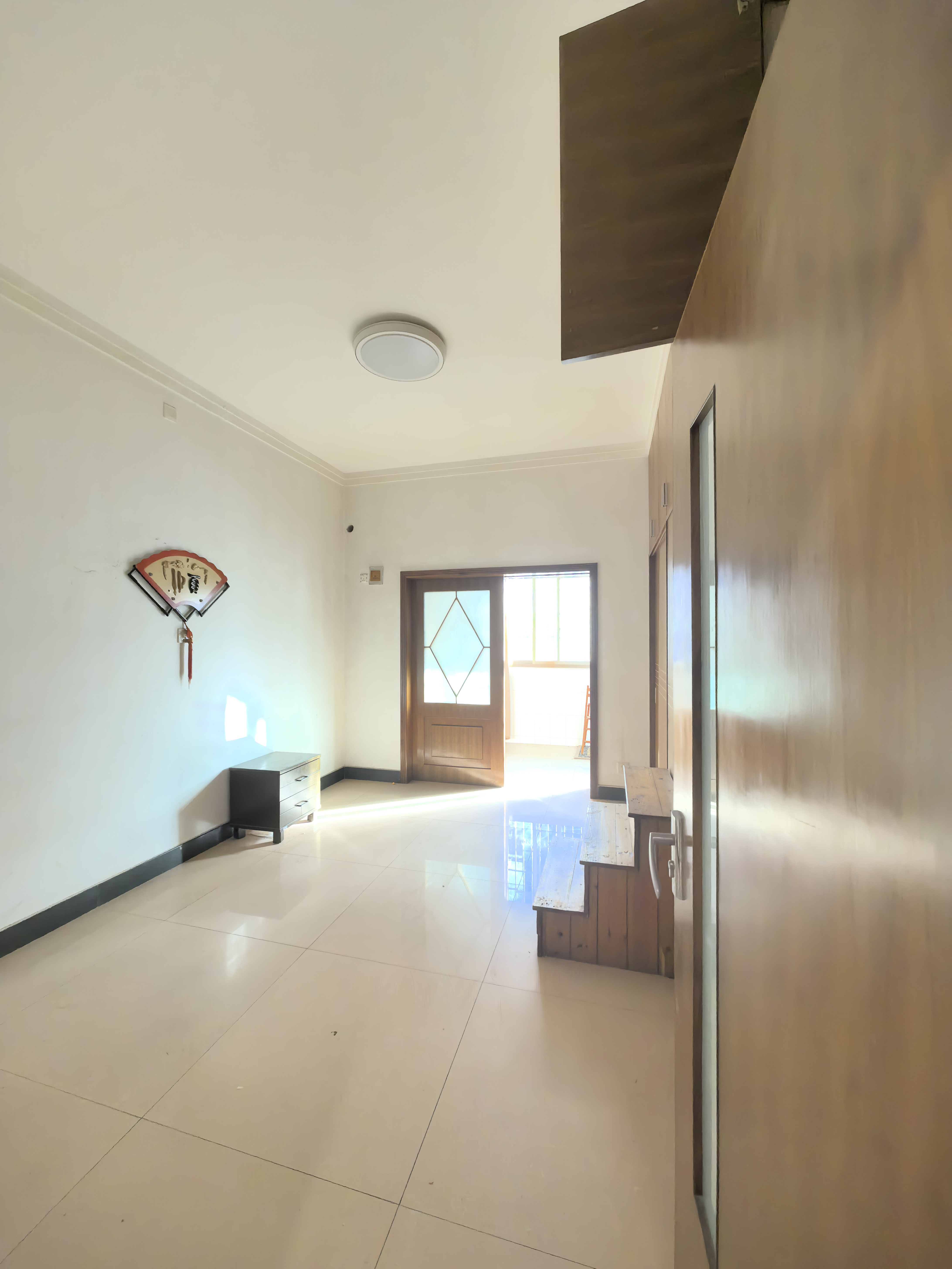 中级人民法院  4室2厅2卫    110.0万客厅