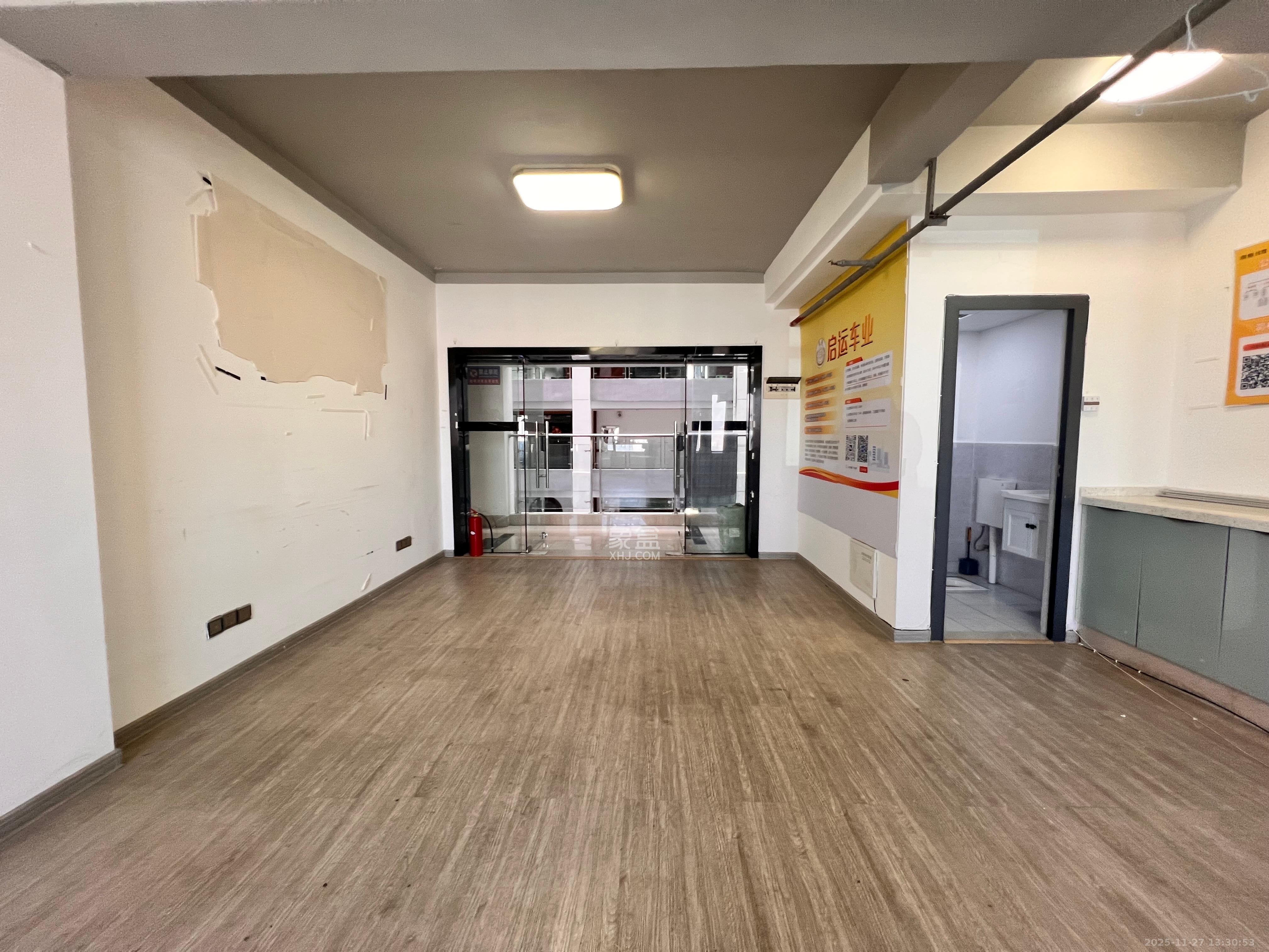 长房中庭国际（东郡华蓉广场）  1室1厅1卫    2700.0元/月