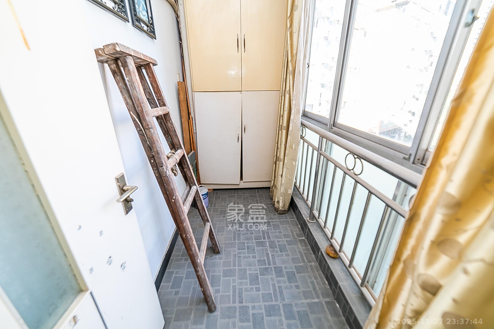 华银园 3室2厅2卫 100.0万 华银园 3室2厅2卫 100.0万阳台