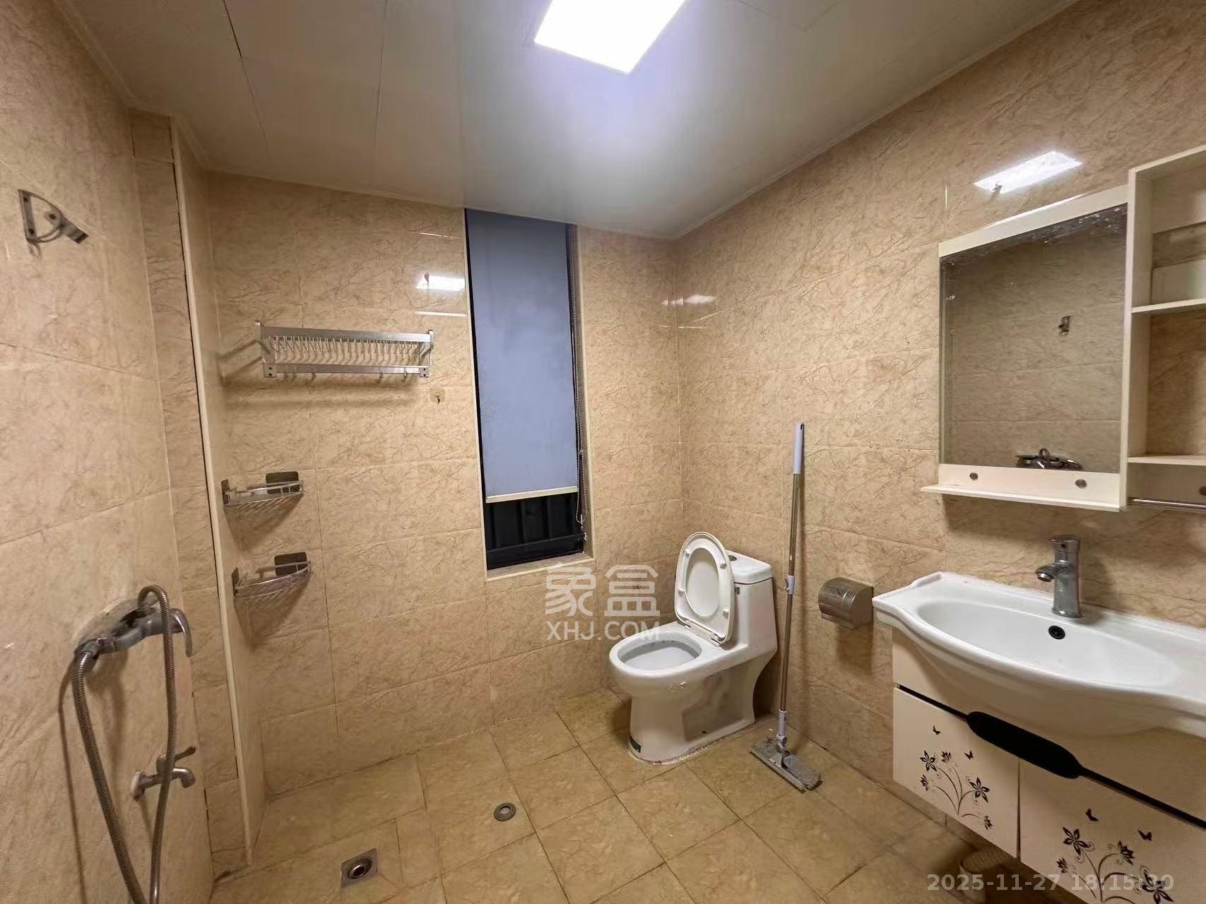 荣悦台 3室2厅2卫 3500.0元/月 荣悦台 3室2厅2卫 3500.0元/月室内图