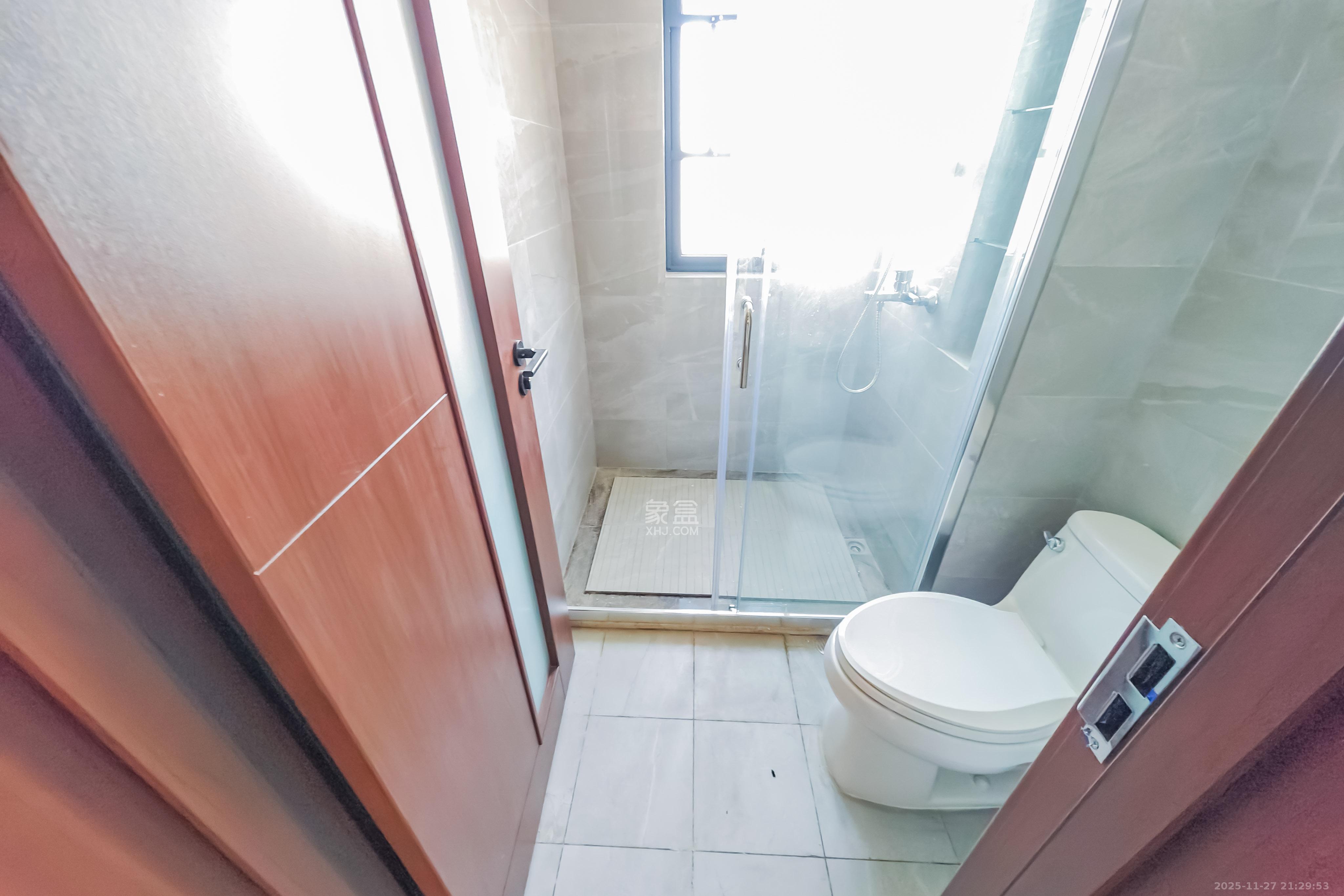 绿地长沙城际空间站（绿地新里佳苑）  4室2厅2卫    138.0万卫生间