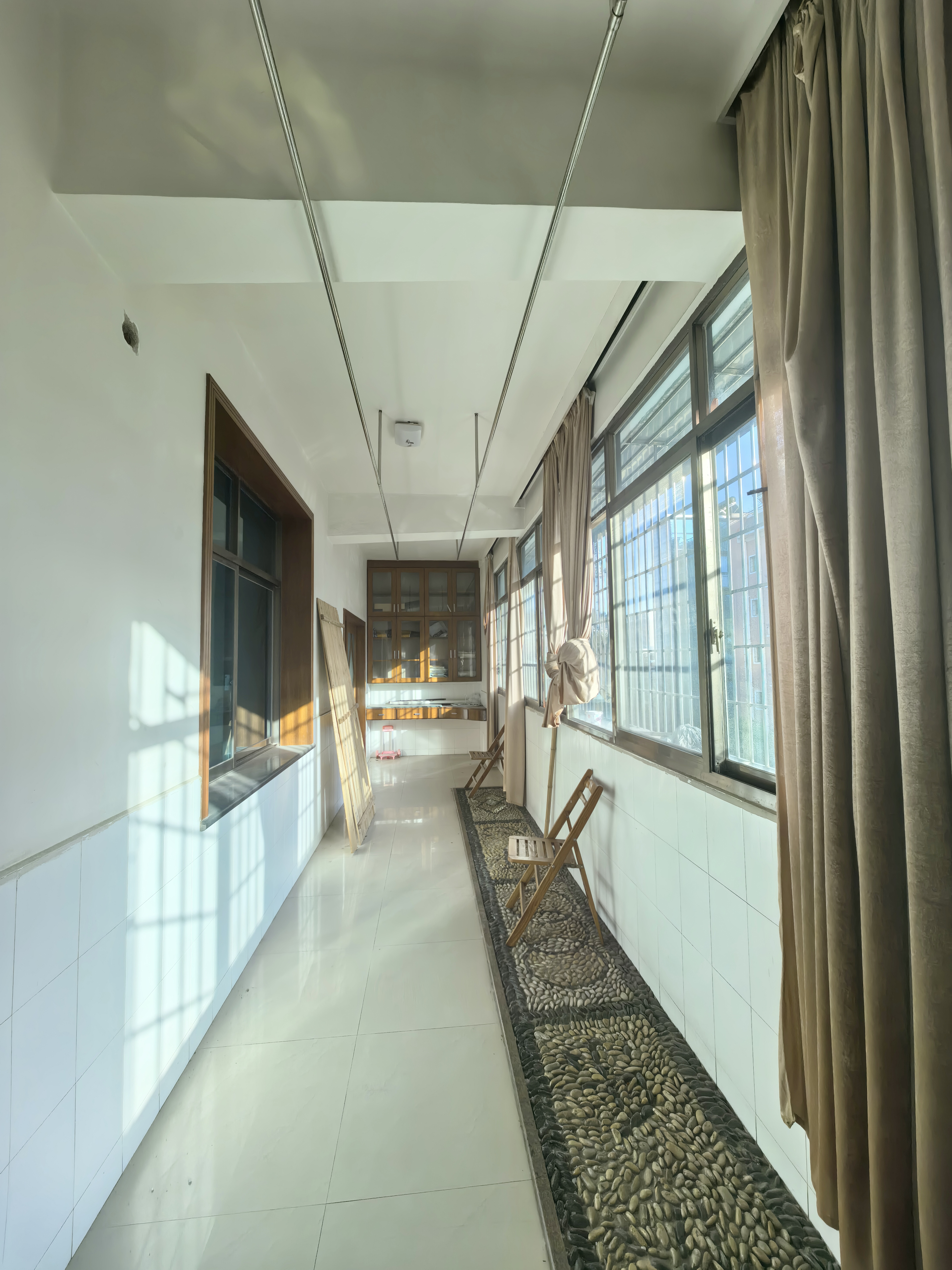 中级人民法院  4室2厅2卫    110.0万客厅