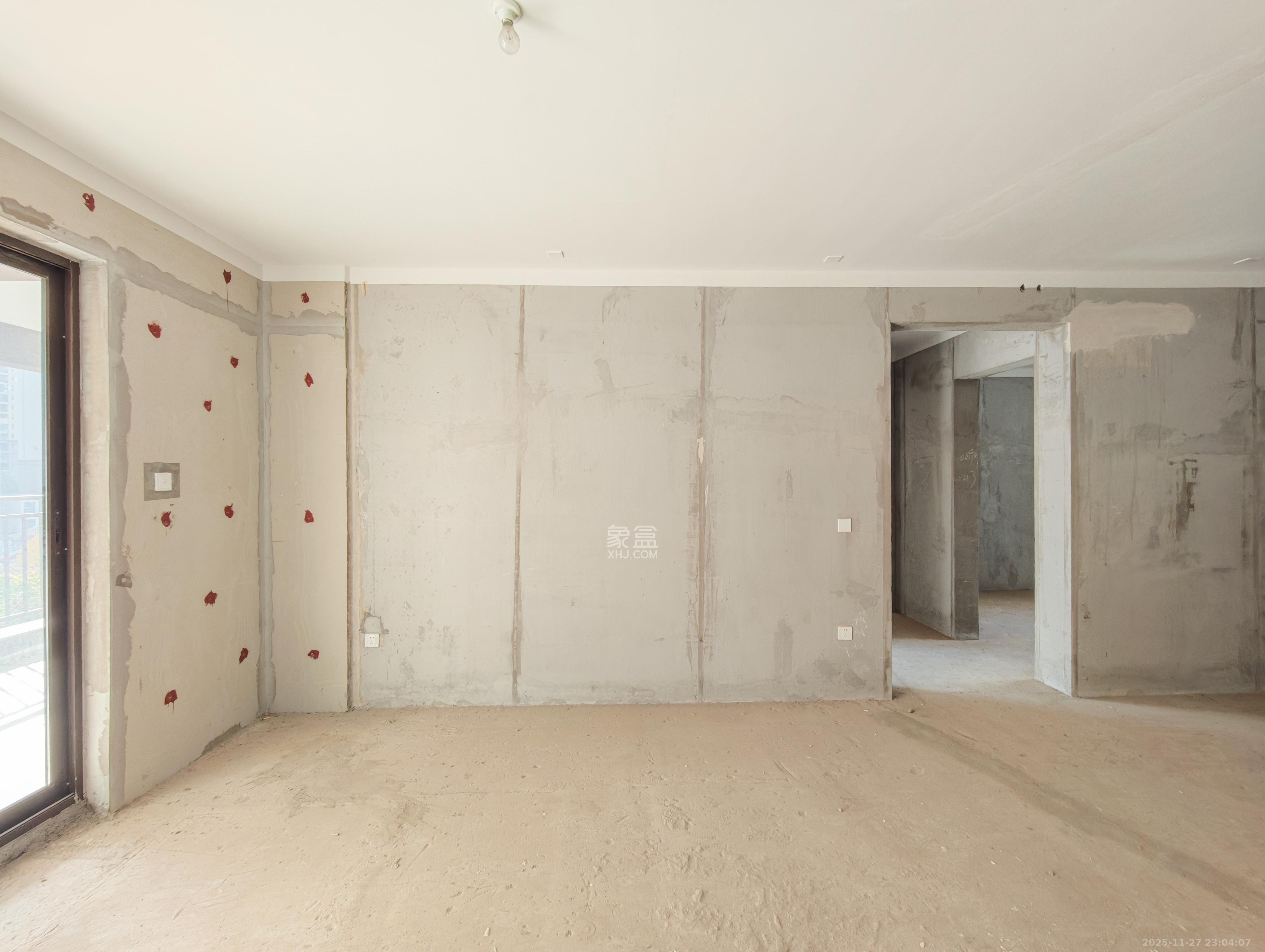 保利城(中航城国际社区、郡原美村) 4室2厅2卫 130.0万 保利城(中航城国际社区、郡原美村) 4室2厅2卫 130.0万客厅