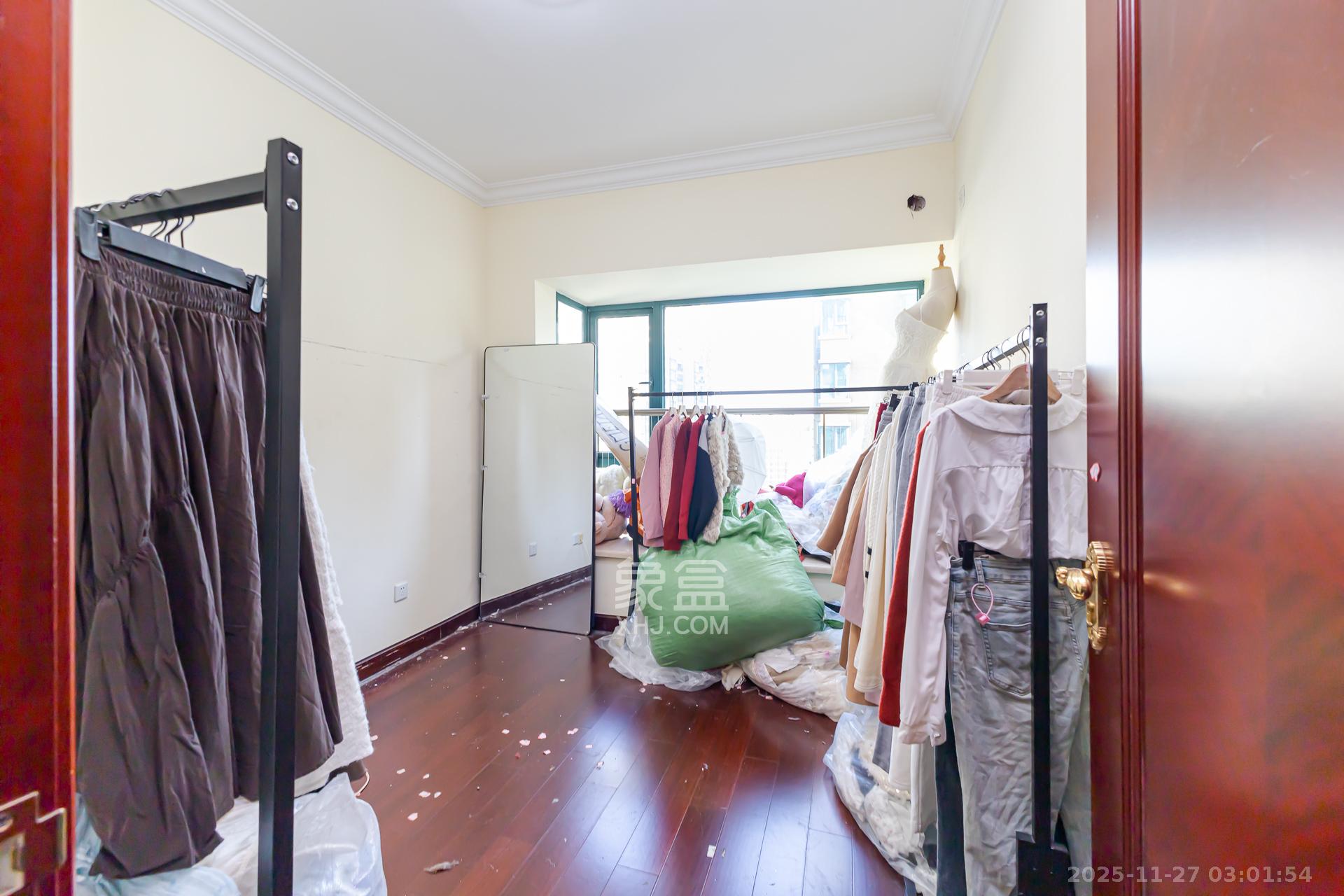 恒大名都 4室2厅4卫 140.0万 恒大名都 4室2厅4卫 140.0万卧室