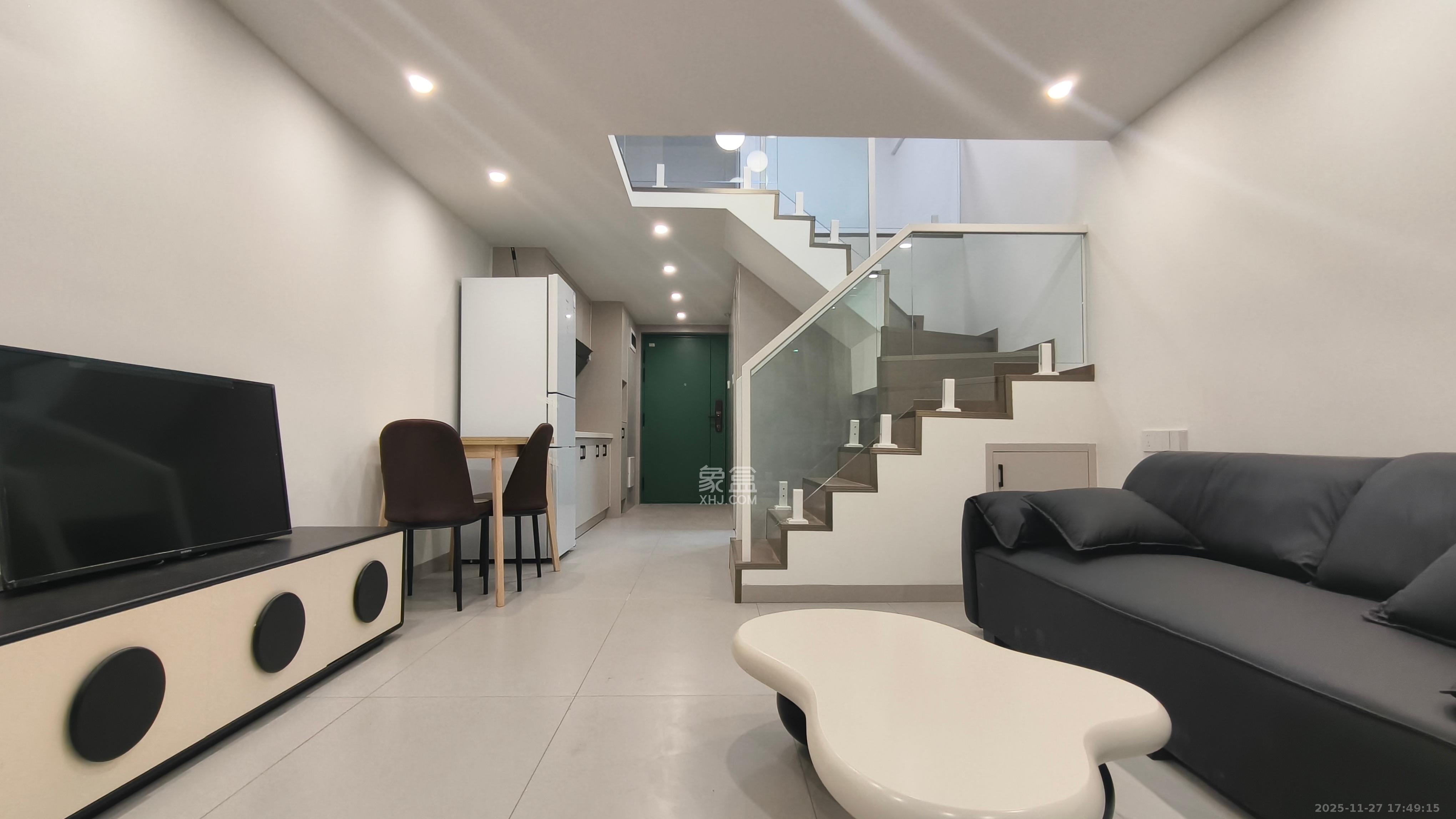 绿地V岛  1室1厅2卫    2300.0元/月室内图