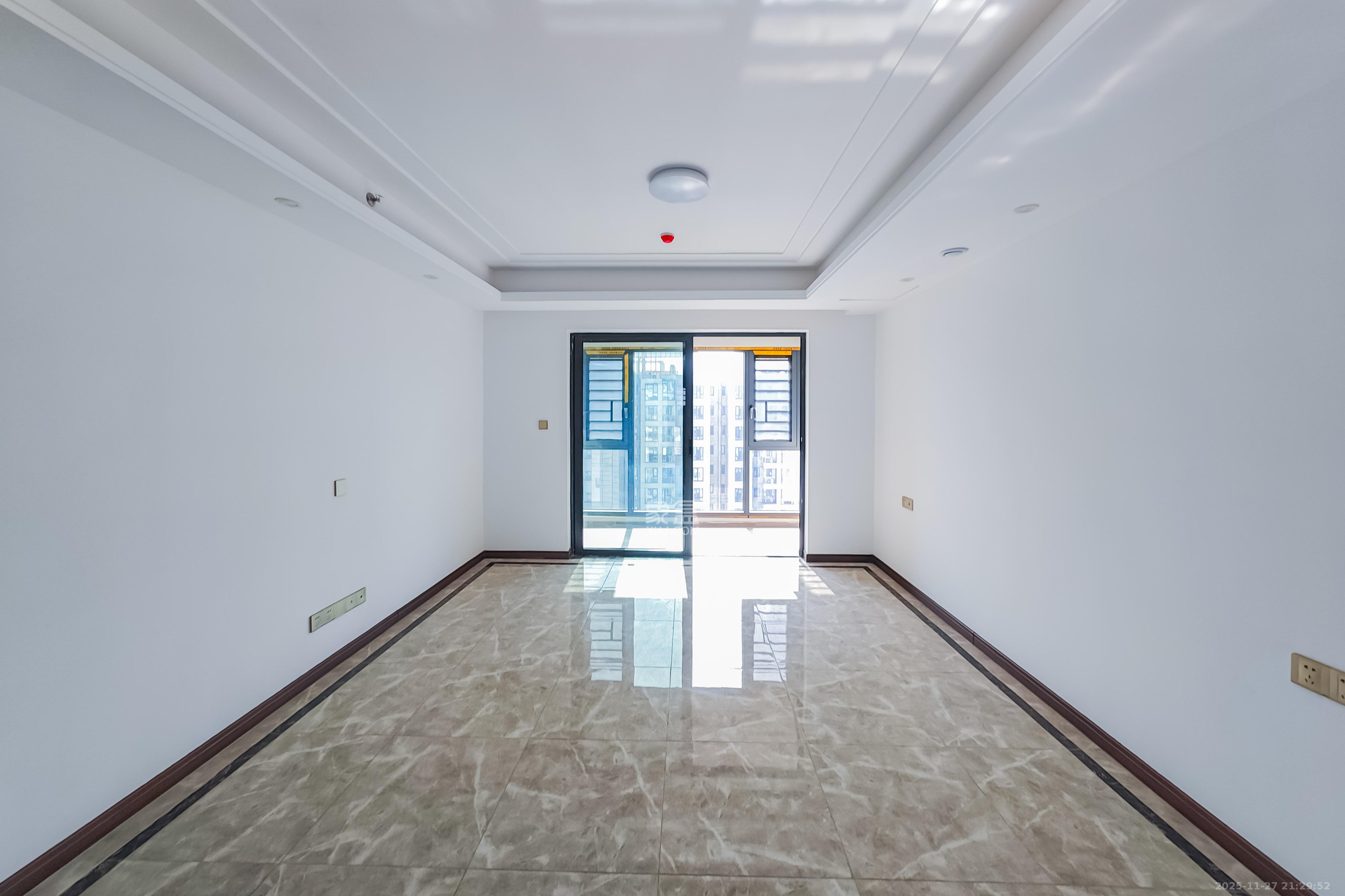 绿地长沙城际空间站（绿地新里佳苑）  4室2厅2卫    138.0万客厅