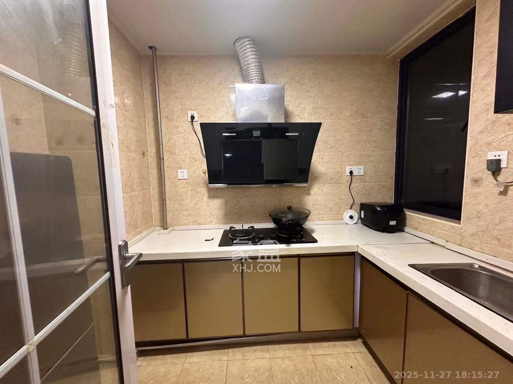 荣悦台 3室2厅2卫 3500.0元/月 荣悦台 3室2厅2卫 3500.0元/月室内图