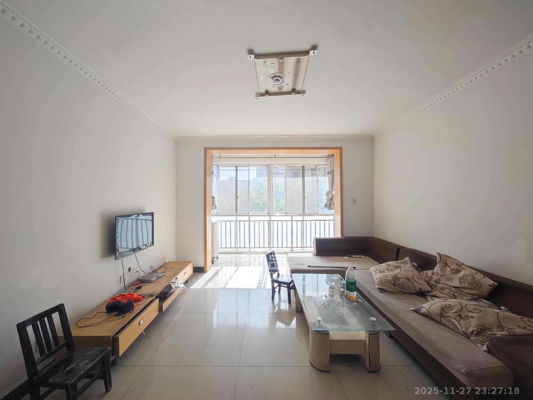 鄱阳小区  3室2厅1卫    50.0万客厅