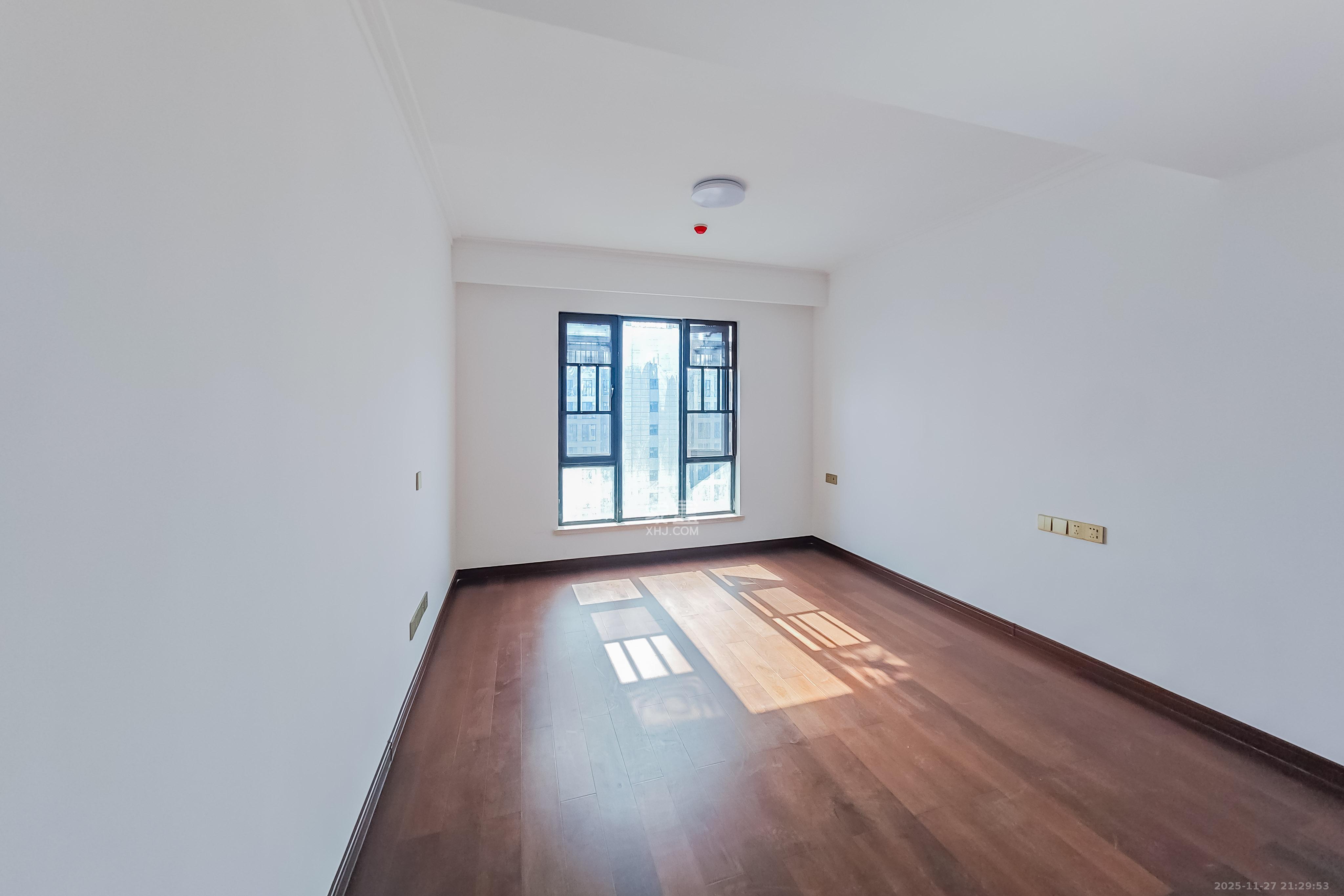 绿地长沙城际空间站（绿地新里佳苑）  4室2厅2卫    138.0万卧室