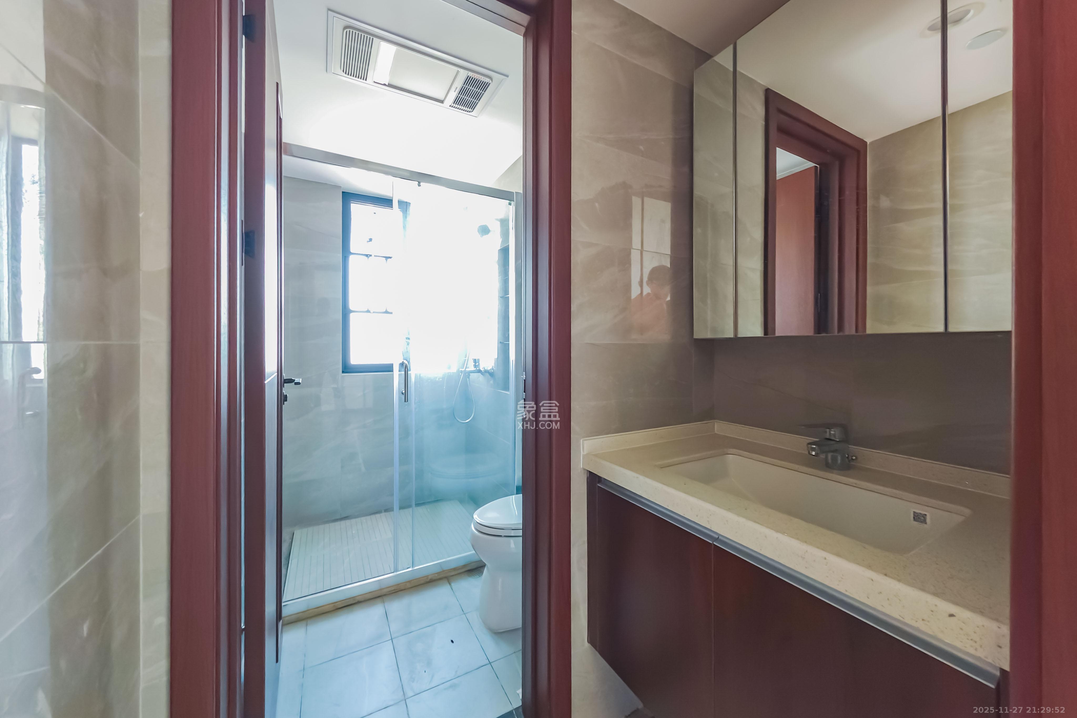 绿地长沙城际空间站（绿地新里佳苑）  4室2厅2卫    138.0万卫生间