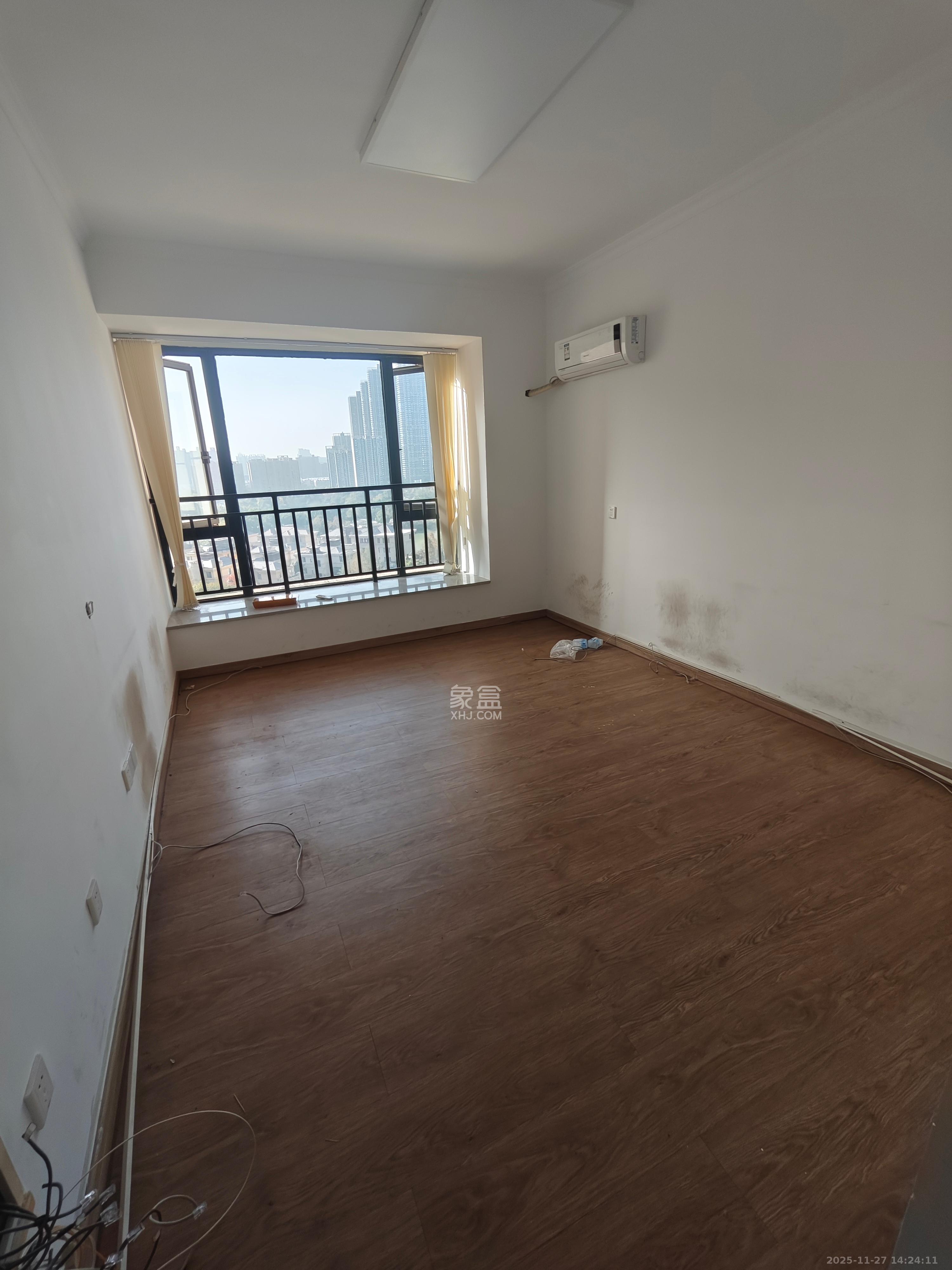 藏珑湖上国际花园  5室2厅2卫    6000.0元/月