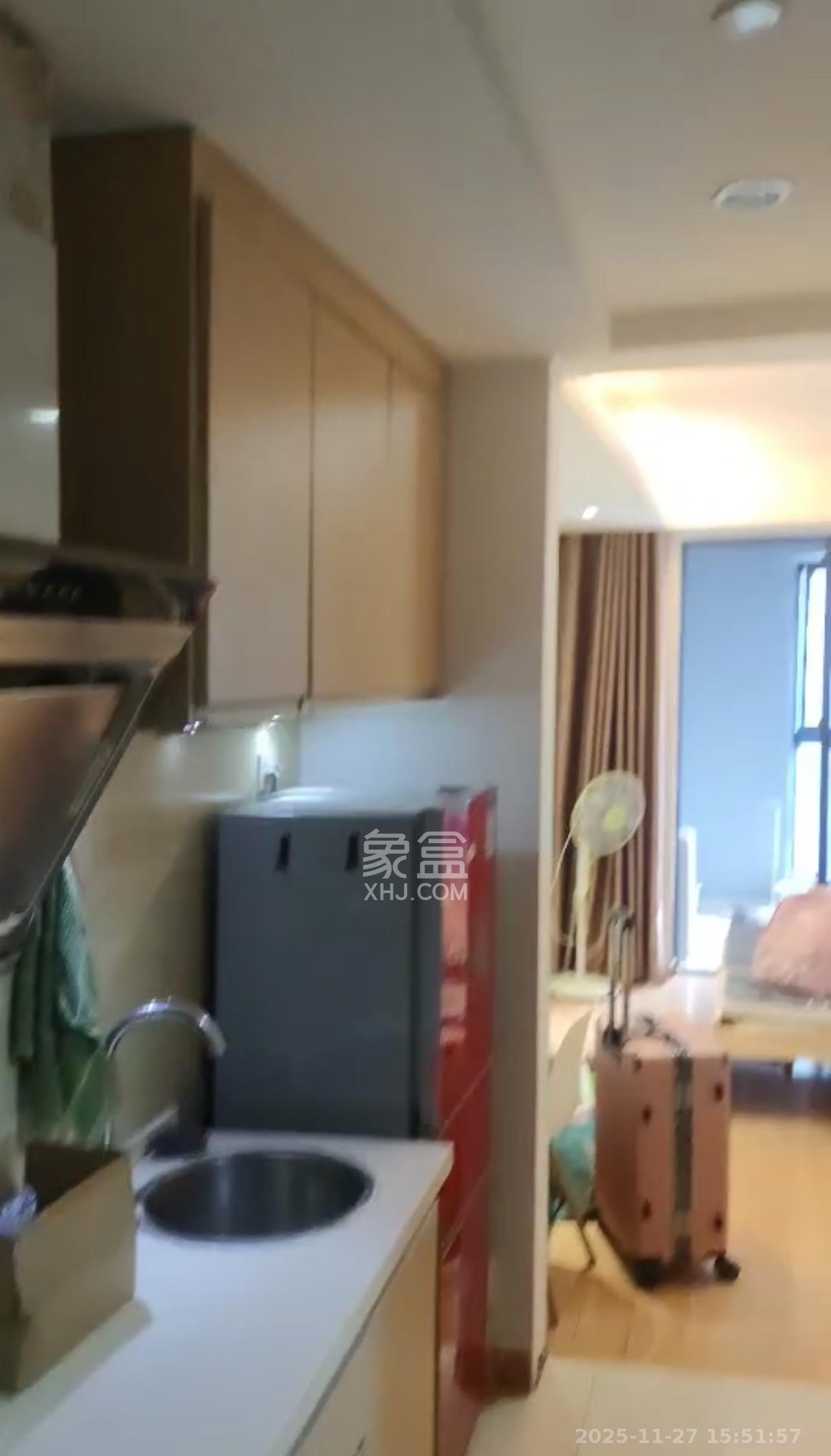 绿地中央广场  1室1厅1卫    1400.0元/月