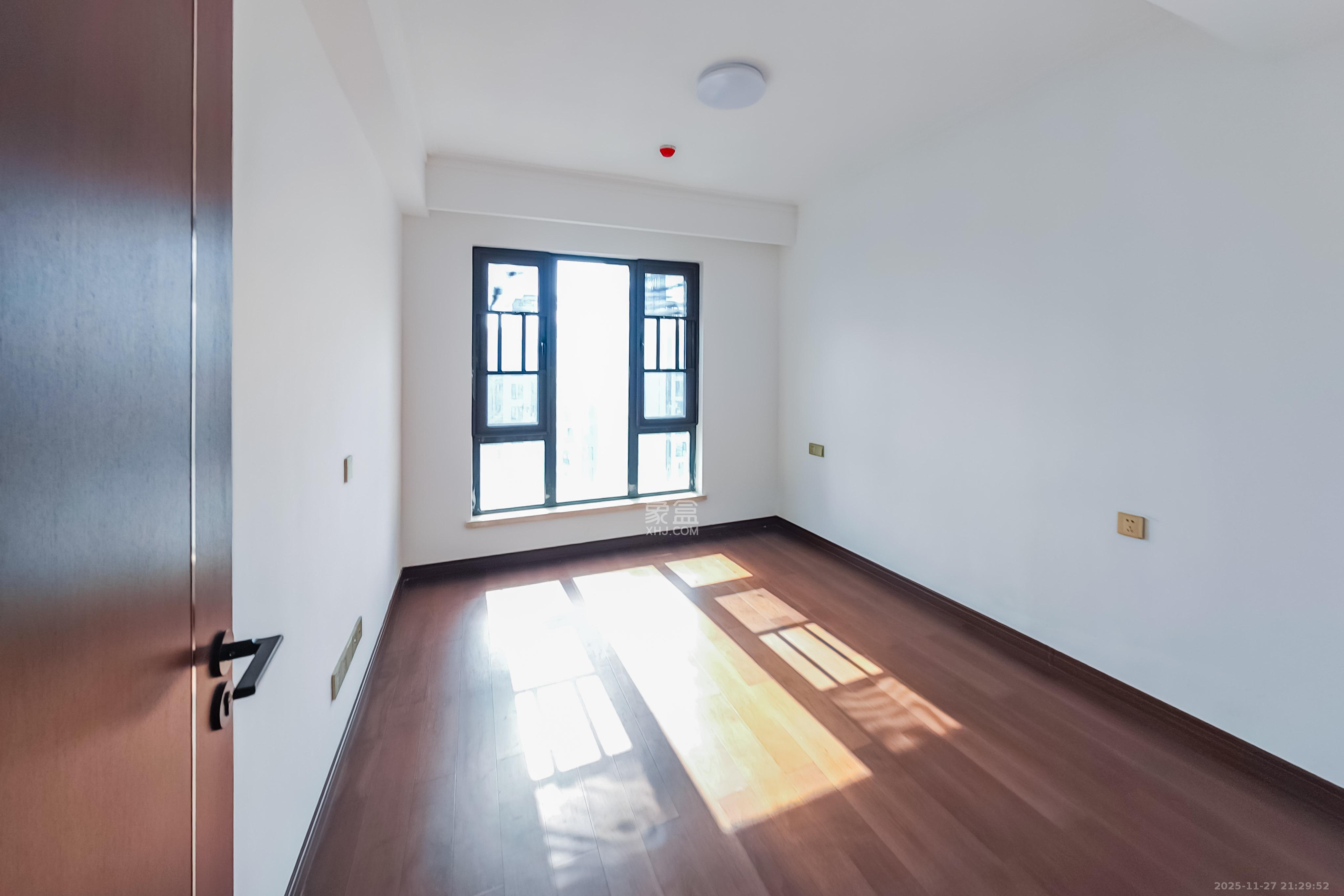 绿地长沙城际空间站（绿地新里佳苑）  4室2厅2卫    138.0万卧室