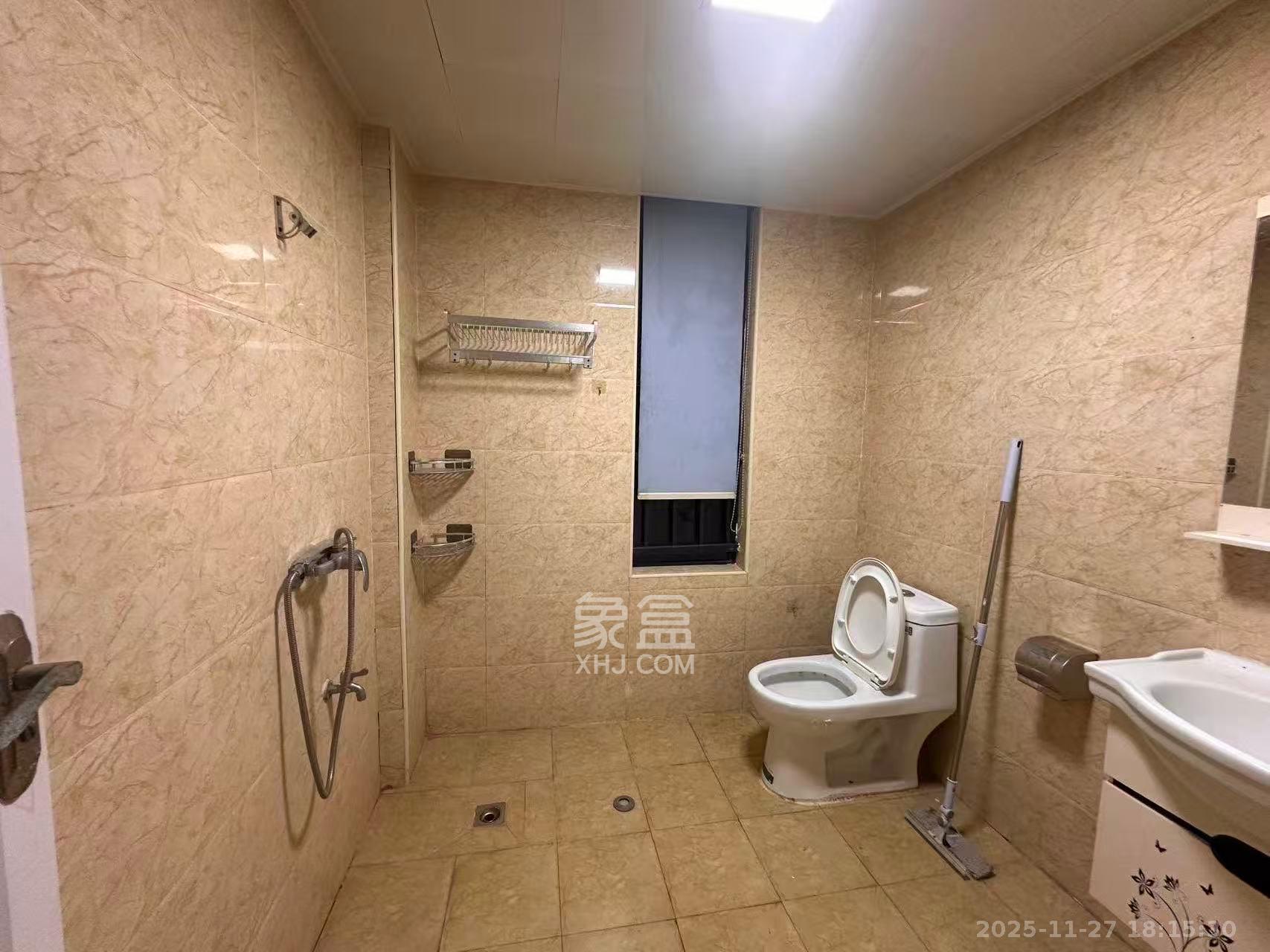 荣悦台 3室2厅2卫 3500.0元/月 荣悦台 3室2厅2卫 3500.0元/月室内图